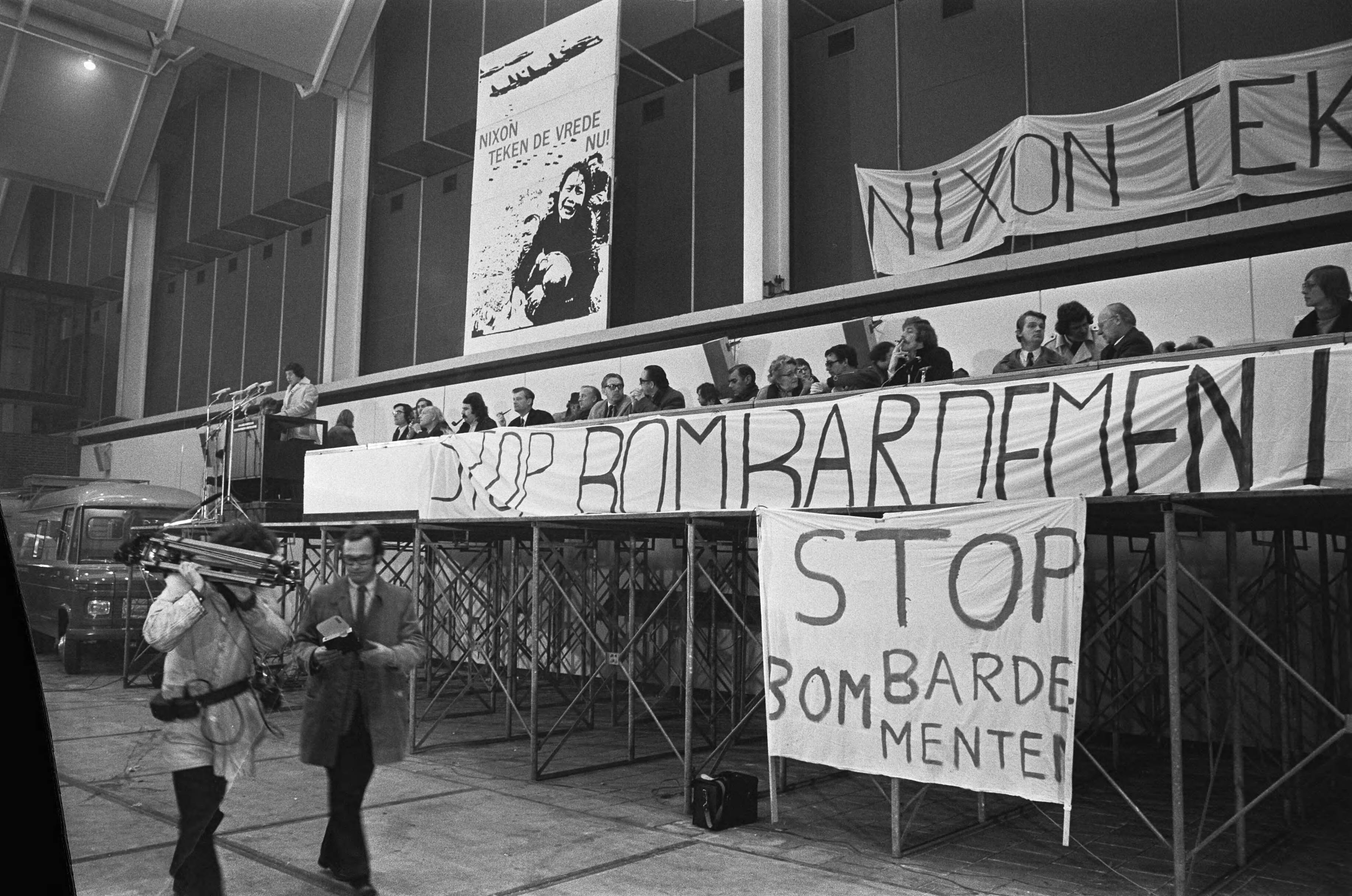 Fotocollectie Anefo — Demonstratie tegen oorlog in Vietnam van meer dan 50.000 mensen in Utrecht, politici etc. achter spandoeken op podium in de Irenehal — Foto: Punt, W. / Anefo. Licentie: Set B: Rechtenvrij / Publiek Domein. Bron: Nationaal Archief. http://hdl.handle.net/10648/ac21b718-d0b4-102d-bcf8-003048976d84