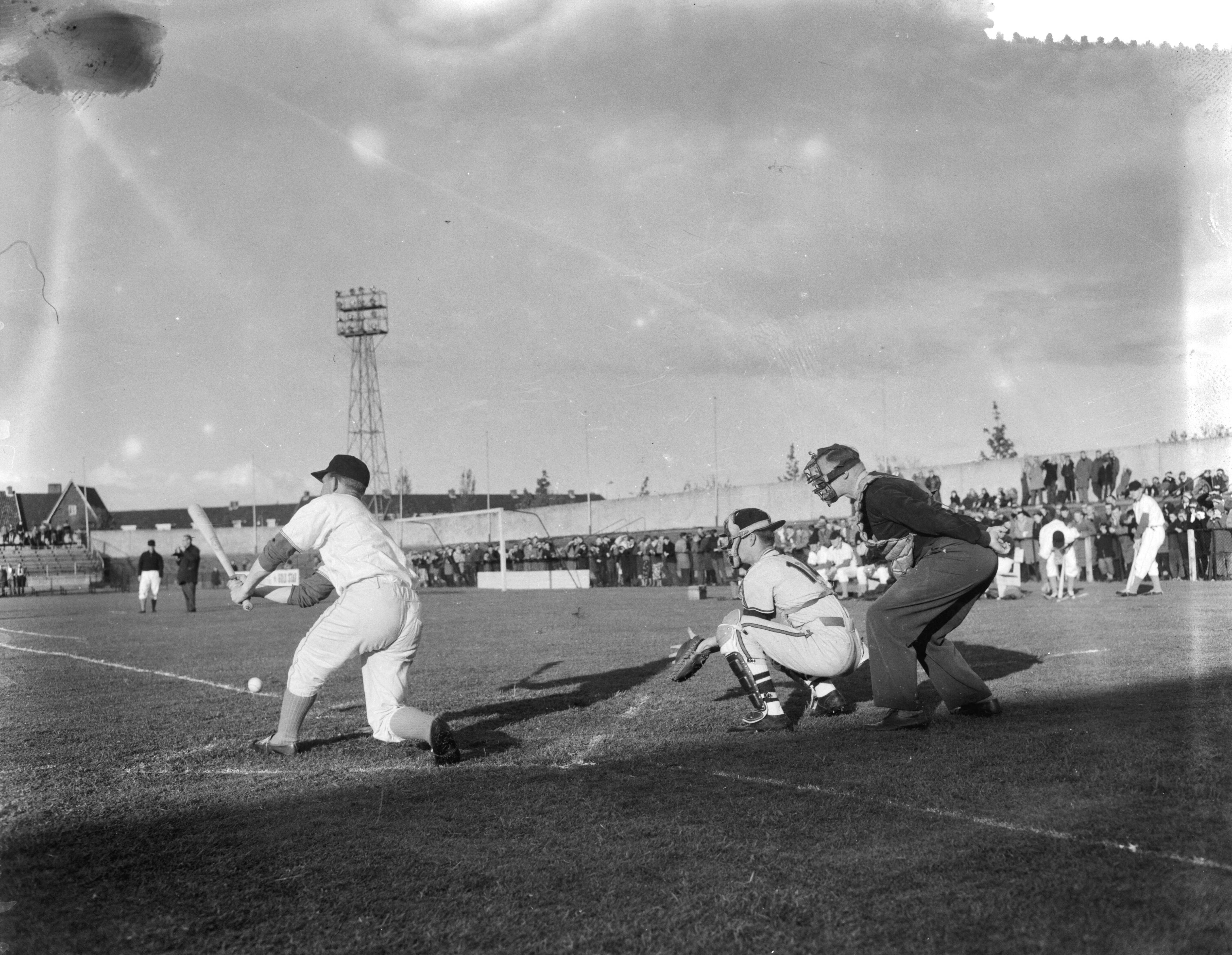 Fotocollectie Anefo — Oefenwedstrijd honkbal in Haarlem. Nederlandse bondsploeg tegen "Hanau Locomotives", een Amerikaans team uit Duitsland — Foto: Noske, J.D. / Anefo. Licentie: Set B: Rechtenvrij / Publiek Domein. Bron: Nationaal Archief. http://hdl.handle.net/10648/a960468e-d0b4-102d-bcf8-003048976d84