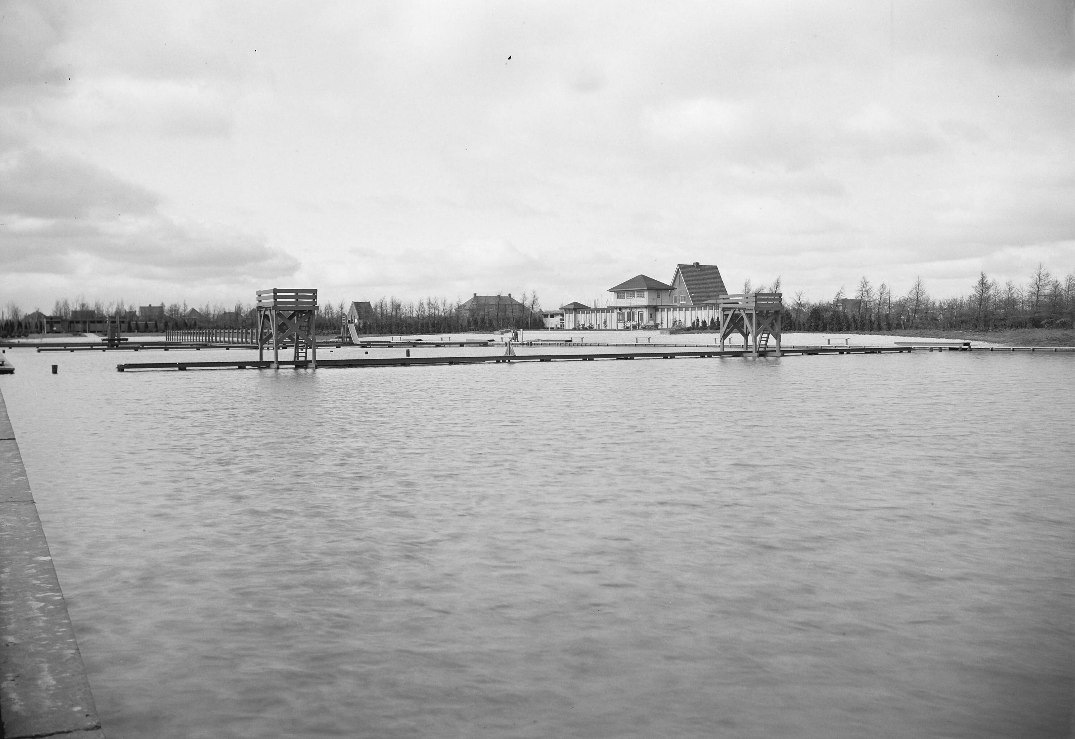 Fotocollectie Nederlandse Heidemaatschappij — Zweminrichting Stadskanaal — Foto: Fotograaf Onbekend / Heidemij. Licentie: Set B: Rechtenvrij / Publiek Domein. Bron: Nationaal Archief. http://hdl.handle.net/10648/ae780d6e-d0b4-102d-bcf8-003048976d84