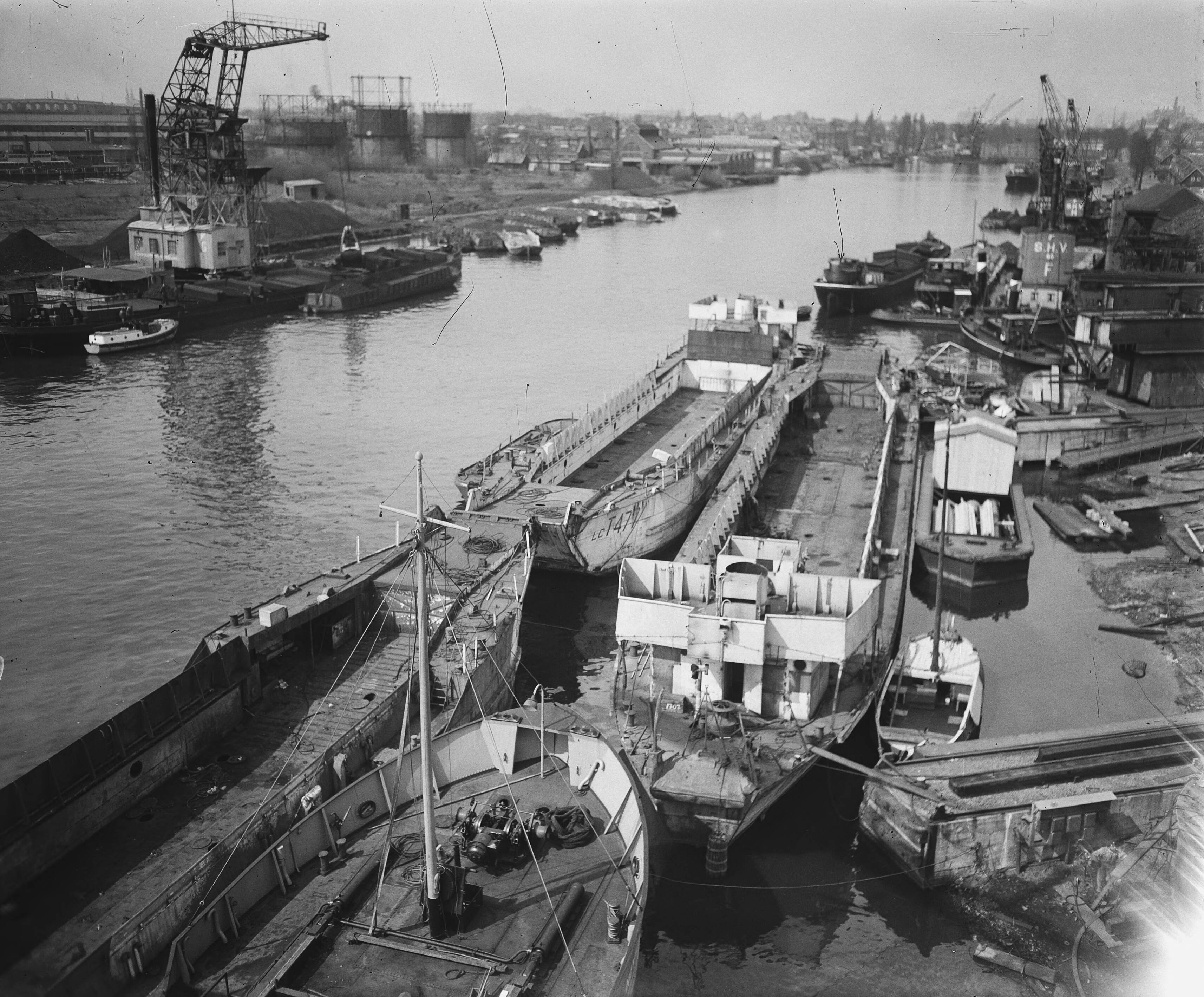 Landingsvaartuigen bij Werf Verschure & Co te Amsterdam — Landingsvaartuigen worden omgebouwd tot vrachtschepen bij Werf Verschure & Co te Amsterdam — Foto: Zeylemaker, Co / Anefo. Licentie: Set B: Rechtenvrij / Publiek Domein. Bron: Nationaal Archief. http://hdl.handle.net/10648/a8a7011a-d0b4-102d-bcf8-003048976d84