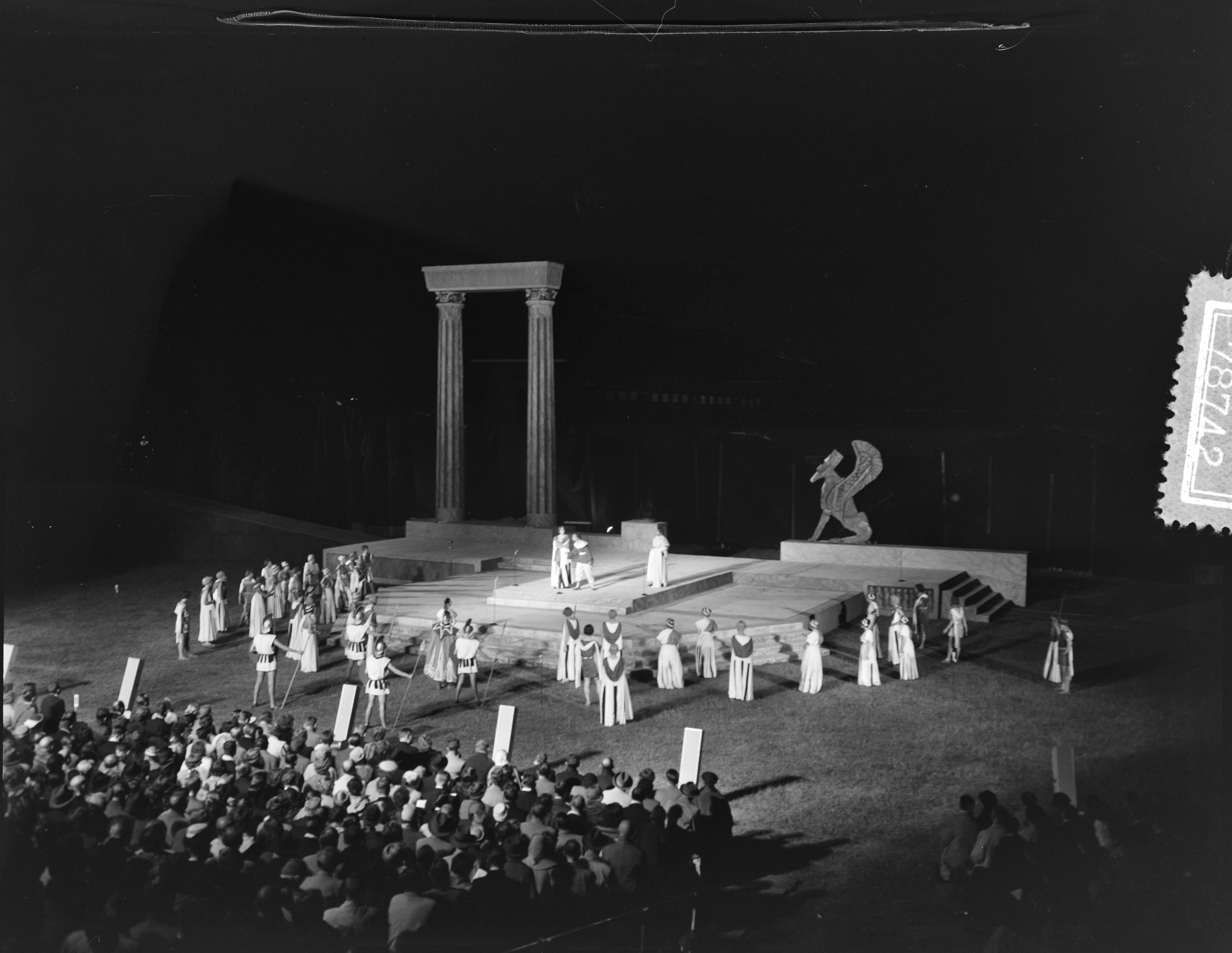 Lustrum USC Utrecht (1956) — USC-lustrumspel "Xerxes" — Foto: Bilsen, Joop van / Anefo. Licentie: Set B: Rechtenvrij / Publiek Domein. Bron: Nationaal Archief. http://hdl.handle.net/10648/a94b3bb8-d0b4-102d-bcf8-003048976d84