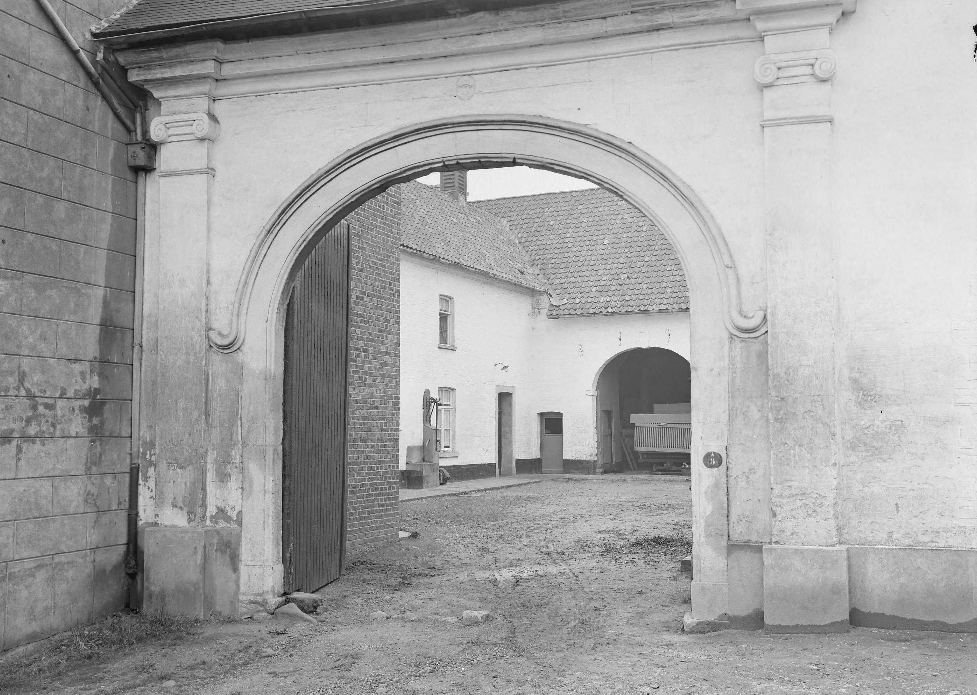 Fotocollectie Nederlandse Heidemaatschappij — Binnenplaatskijkje van Limburgse boerderij onder Schin op Geul — Foto: Fotograaf Onbekend / Heidemij. Licentie: Set B: Rechtenvrij / Publiek Domein. Bron: Nationaal Archief. http://hdl.handle.net/10648/ae601bfa-d0b4-102d-bcf8-003048976d84