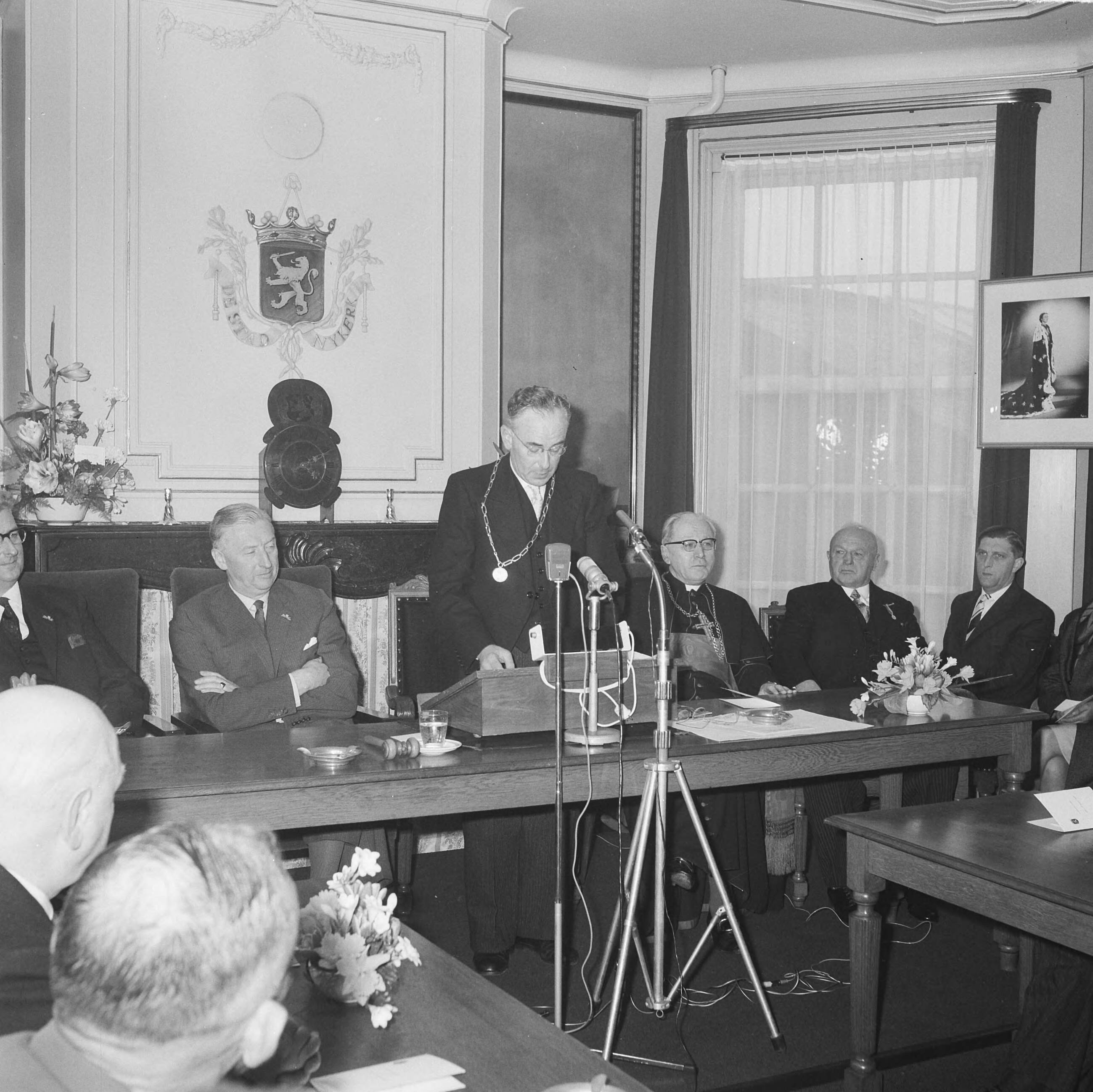 Fotocollectie Anefo — Nijkerk 550 jaar. Burgemeester Hoekstra tijdens toespraak — Foto: Nijs, Jac. de / Anefo. Licentie: Set B: Rechtenvrij / Publiek Domein. Bron: Nationaal Archief. http://hdl.handle.net/10648/aa2f9448-d0b4-102d-bcf8-003048976d84