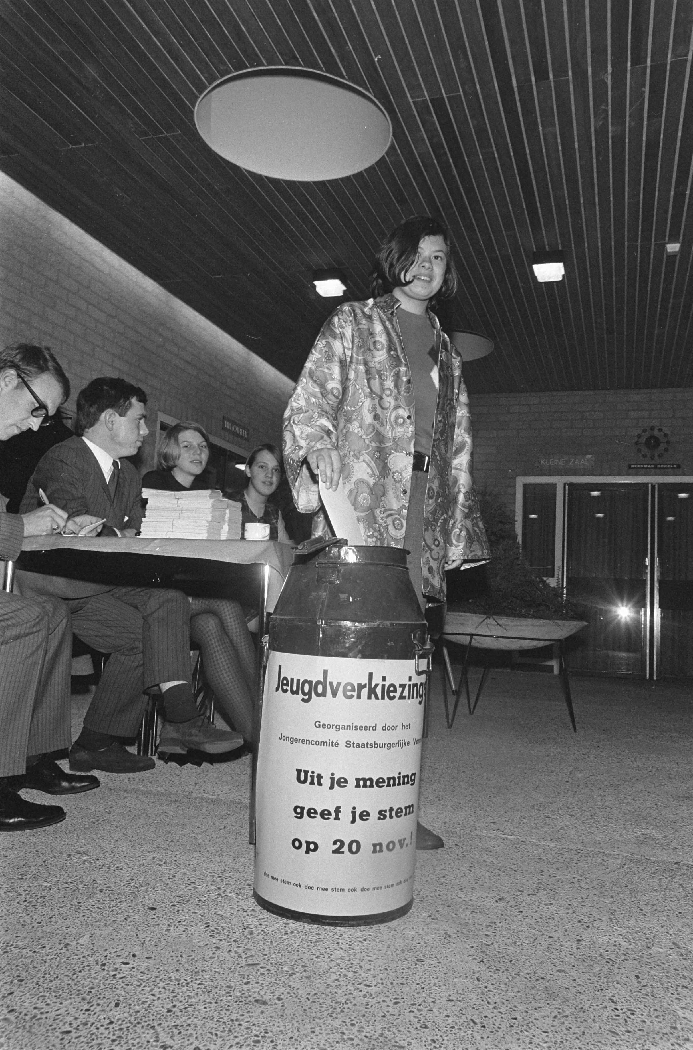 Fotocollectie Anefo — Gemeenteraadsverkiezingen Stadskanaal-Veendam jongerenstemming in Stadskanaal, drie jeugdigen brengen stem uit — Foto: Kroon, Ron / Anefo. Licentie: Set B: Rechtenvrij / Publiek Domein. Bron: Nationaal Archief. http://hdl.handle.net/10648/ab5566a4-d0b4-102d-bcf8-003048976d84