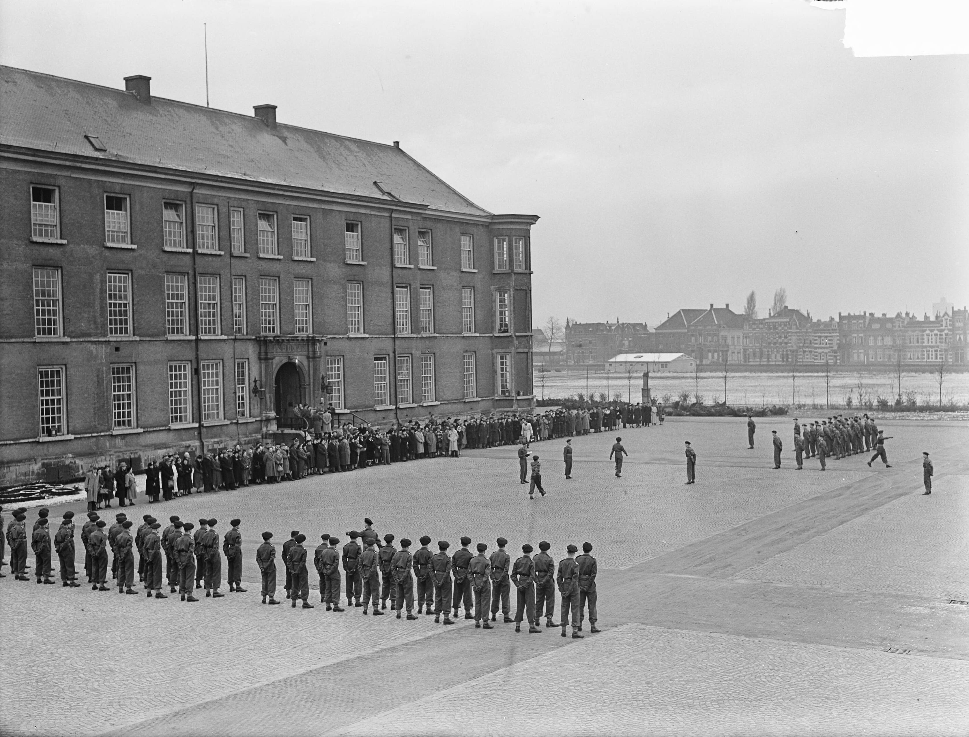 KMA Breda. Nieuwe cadetten — Foto: Pot, Harry / Anefo. — Licentie: Set B: Rechtenvrij / Publiek Domein. Bron: Nationaal Archief. http://hdl.handle.net/10648/a8e30df4-d0b4-102d-bcf8-003048976d84