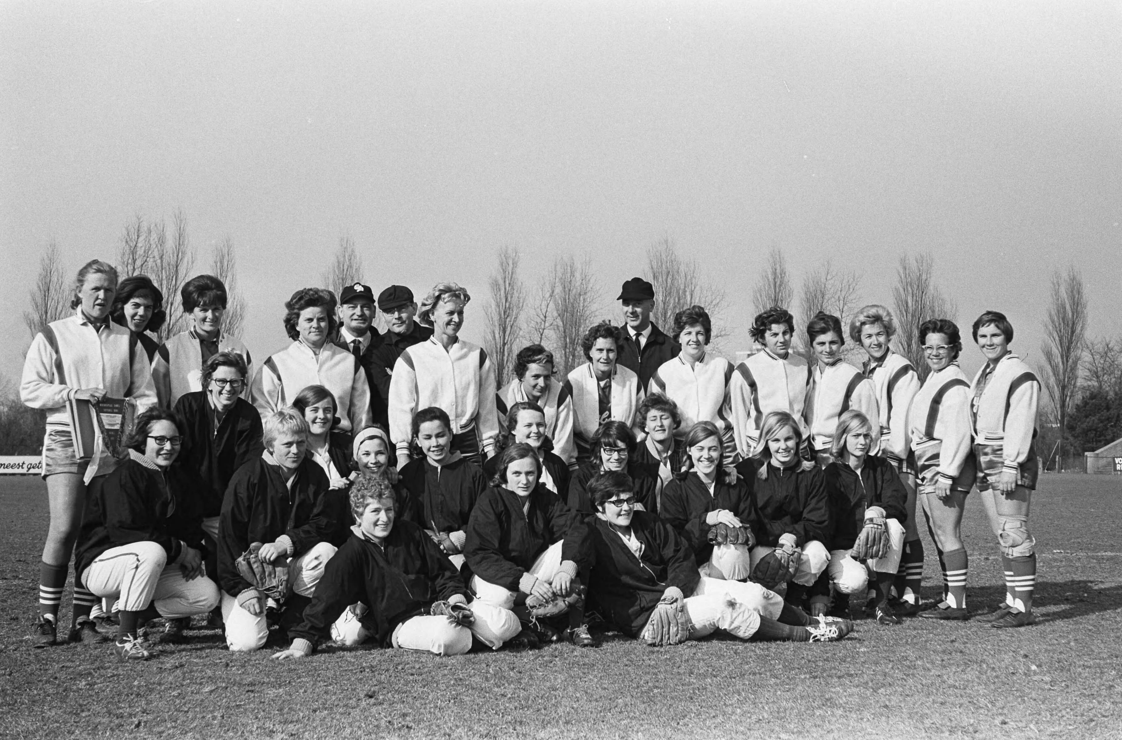 Fotocollectie Anefo — Dames softbal Nederland tegen de Raybestos Brakkettes (Amerikaanse dames) 0-11, de beide teams (Nederlands team in donker trainingsjack) — Foto: Kroon, Ron / Anefo. Licentie: Set B: Rechtenvrij / Publiek Domein. Bron: Nationaal Archief. http://hdl.handle.net/10648/aa9909e6-d0b4-102d-bcf8-003048976d84