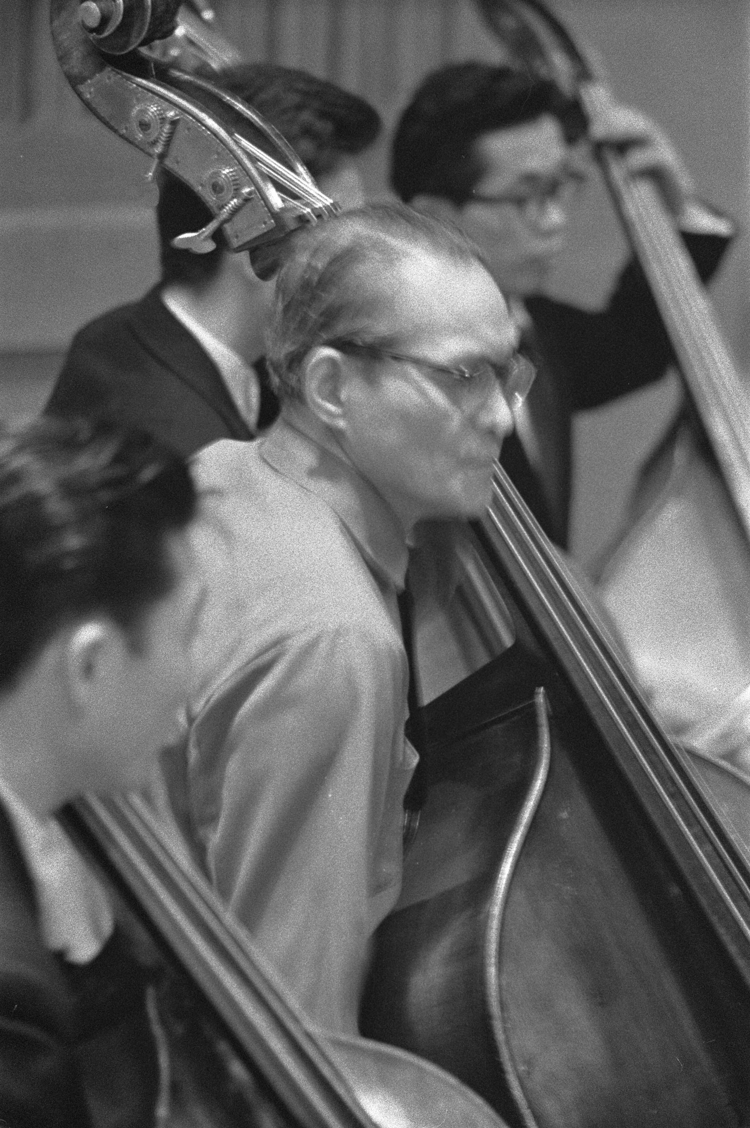 Fotocollectie Anefo — Repetitie Tokyo's Philharmonisch Orkest te Den Haag, een bassist — Foto: Pot, Harry / Anefo. Licentie: Set B: Rechtenvrij / Publiek Domein. Bron: Nationaal Archief. http://hdl.handle.net/10648/a9bdb382-d0b4-102d-bcf8-003048976d84