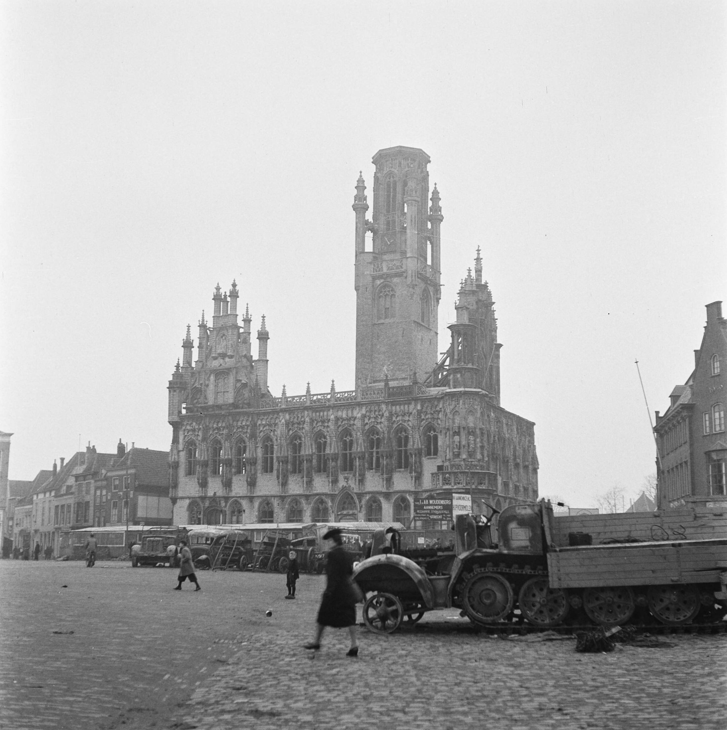 Vernielingen: Middelburg — Het zwaarbeschadigde stadhuis van Middelburg na de slag om de Scheldemonding — Foto: Fotograaf Onbekend / Anefo. Licentie: Set B: Rechtenvrij / Publiek Domein. Bron: Nationaal Archief. http://hdl.handle.net/10648/ac054880-d0b4-102d-bcf8-003048976d84