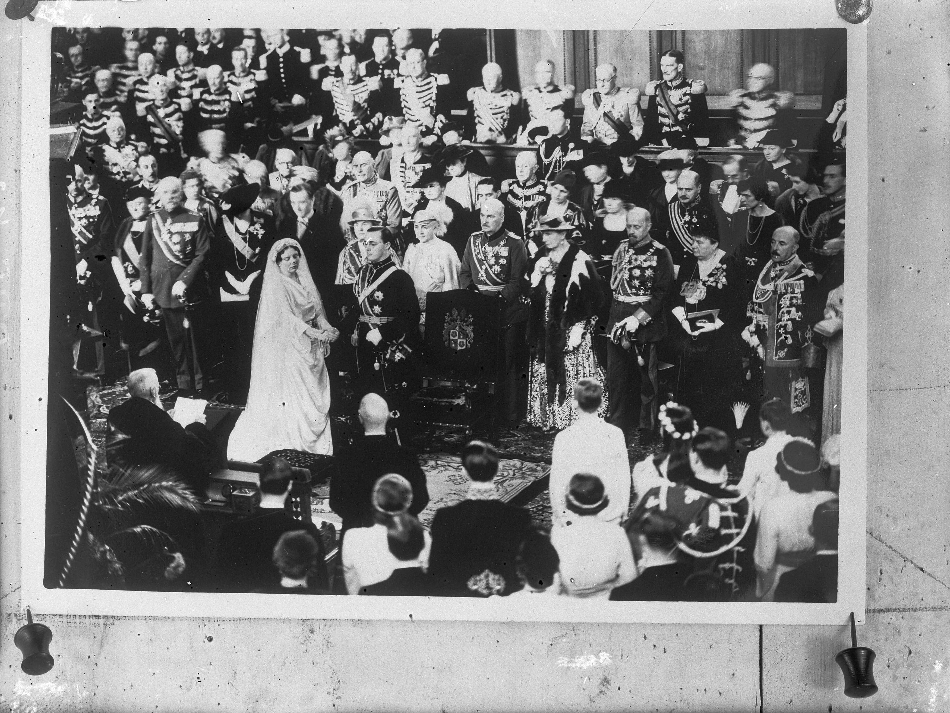 Fotocollectie Anefo — Huwelijk van prinses Juliana en prins Bernhard in de Grote Sint Jacobskerk te Den Haag — Foto: Central Press Ltd. Licentie: Set B: Rechtenvrij / Publiek Domein. Bron: Nationaal Archief. http://hdl.handle.net/10648/ad809e08-d0b4-102d-bcf8-003048976d84
