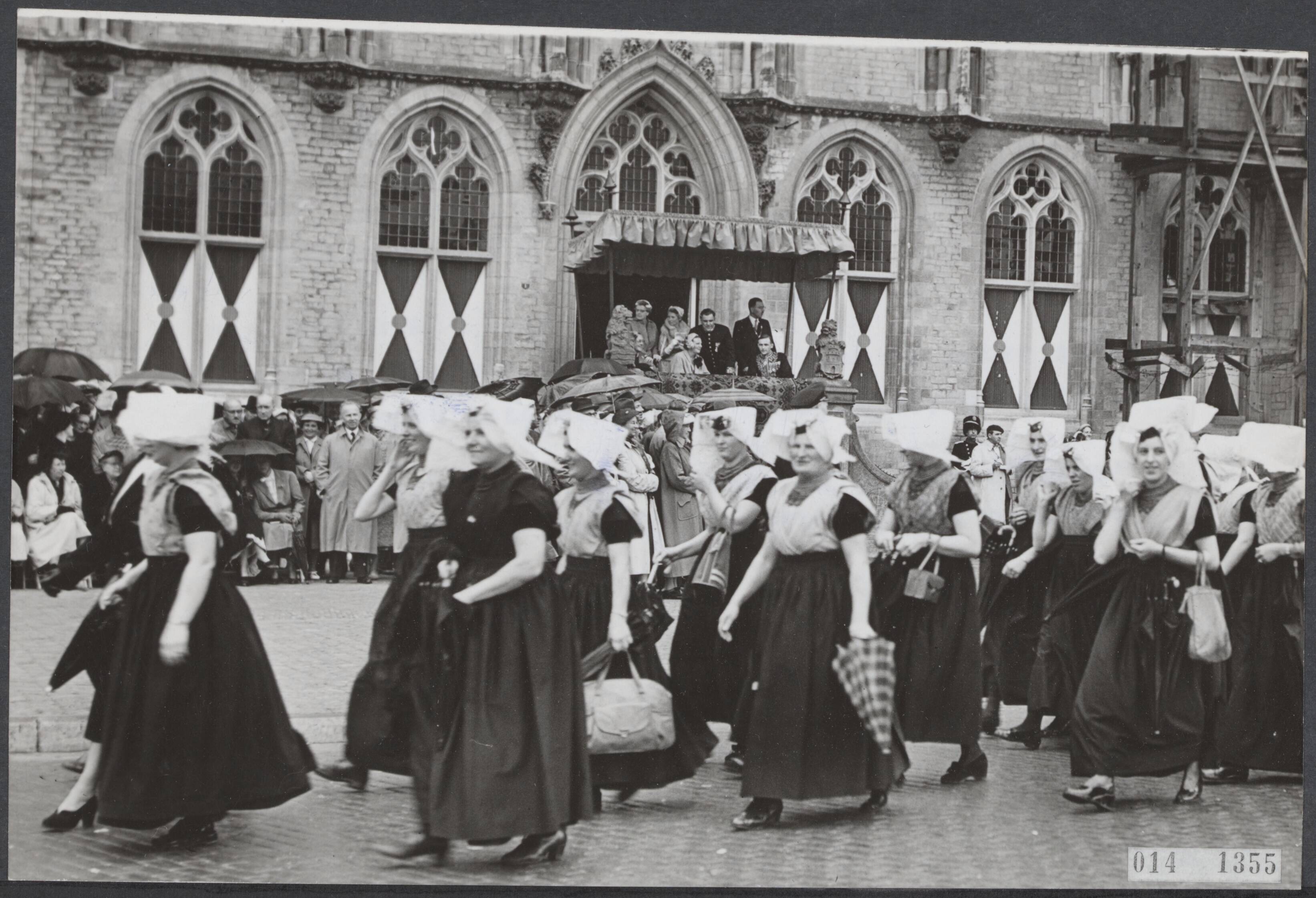 Fotocollectie Elsevier Binnenland — Bezoek van koningin Juliana en prins Bernhard aan Walcheren t.g.v. het herstel en de wederopbouw. In Middelburg werd een groot folkloristisch defilé gehouden op de Markt voor het stadhuis — Foto: Fotograaf Onbekend / Anefo. Licentie: Set B: Rechtenvrij / Publiek Domein. Bron: Nationaal Archief. http://hdl.handle.net/10648/adb38480-d0b4-102d-bcf8-003048976d84