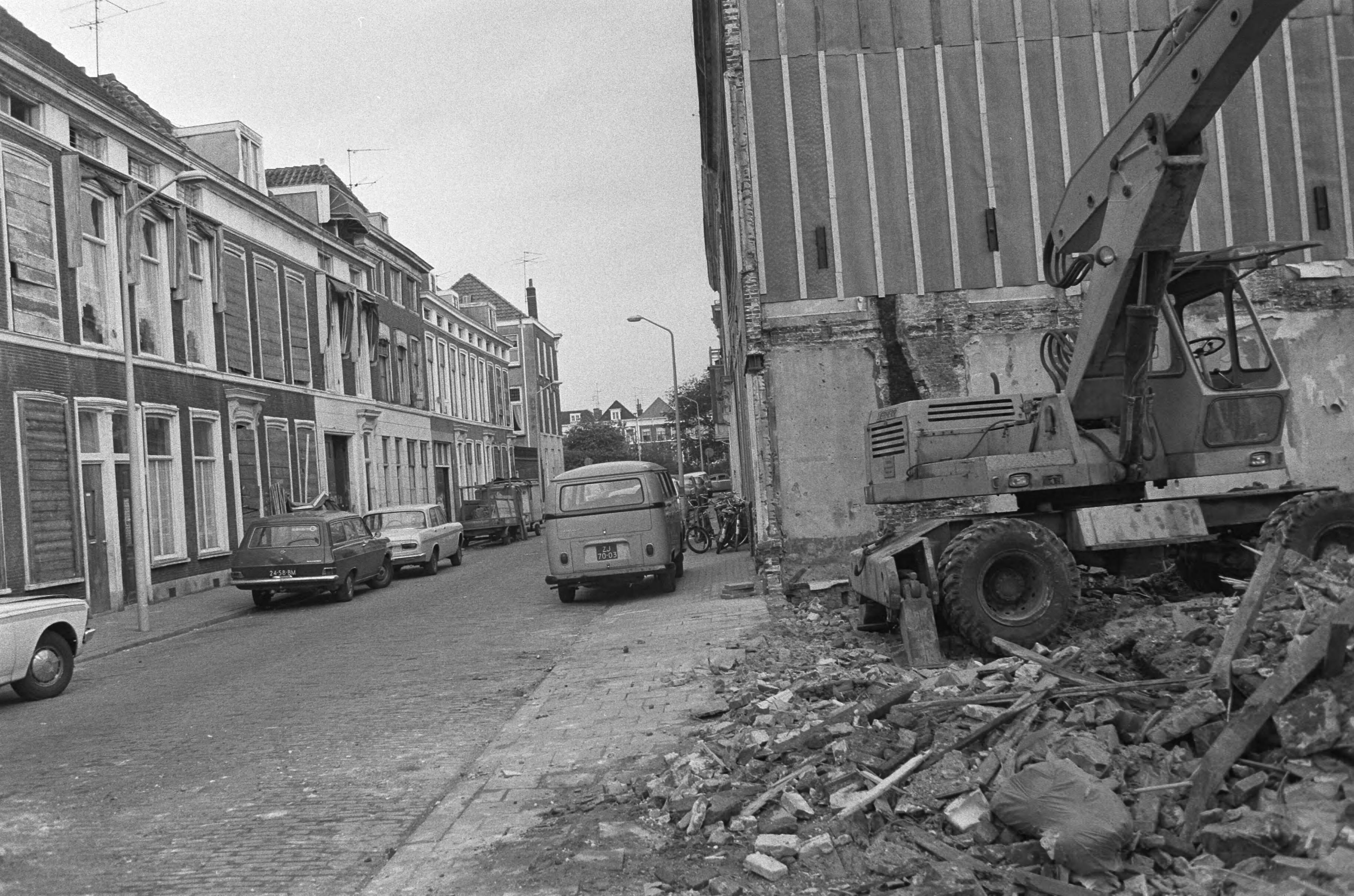 Fotocollectie Anefo — Actie van bewoners Schilderswijk Den Haag voor betere en betaalbare woningen — Foto: Peters, Hans / Anefo. Licentie: Set B: Rechtenvrij / Publiek Domein. Bron: Nationaal Archief. http://hdl.handle.net/10648/abd3a71c-d0b4-102d-bcf8-003048976d84