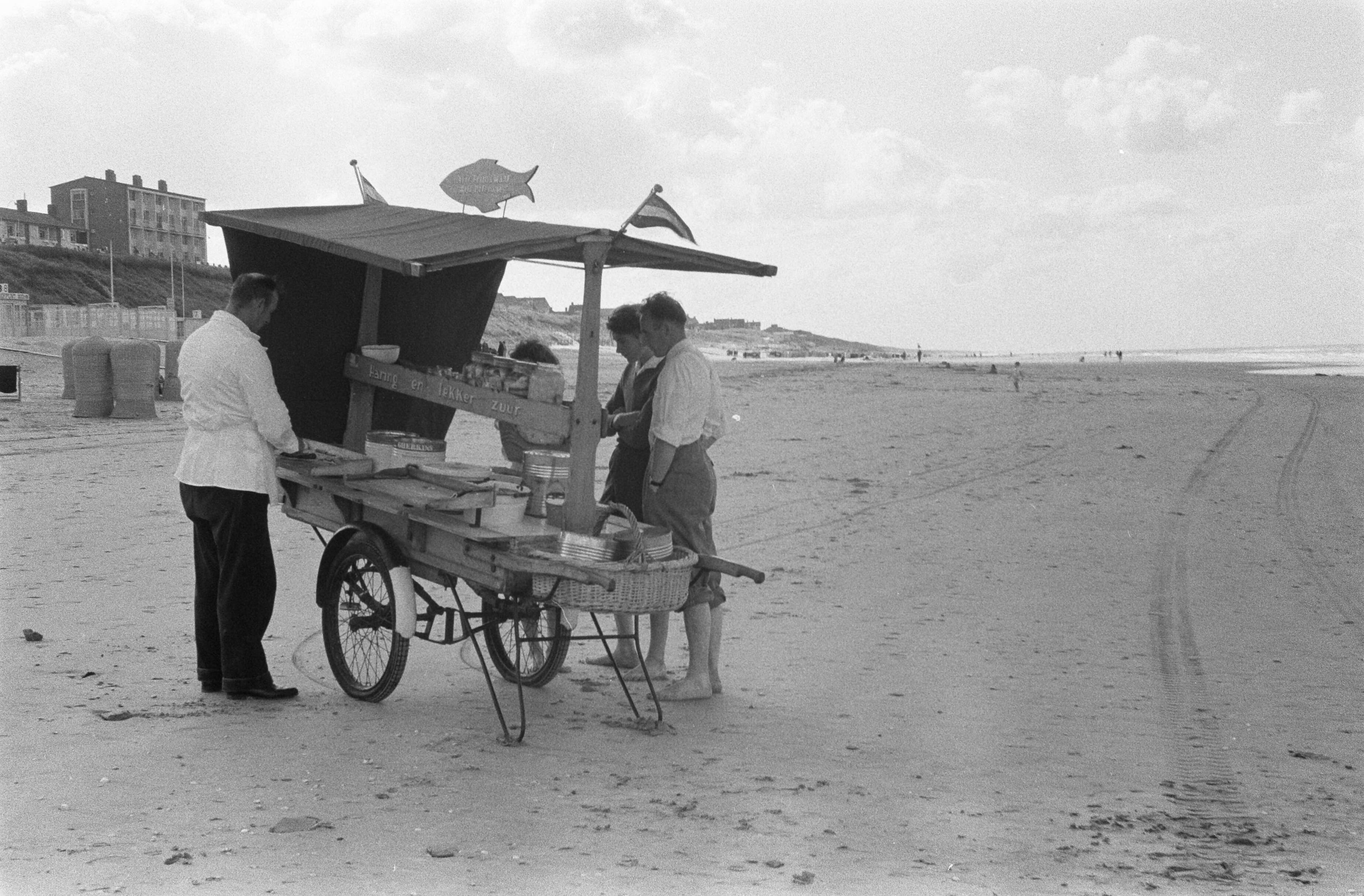 Fotocollectie Anefo — Strandleven in Zandvoort loopt ten einde — Foto: Gelderen, Hugo van / Anefo. Licentie: Set B: Rechtenvrij / Publiek Domein. Bron: Nationaal Archief. http://hdl.handle.net/10648/a9ba64b6-d0b4-102d-bcf8-003048976d84