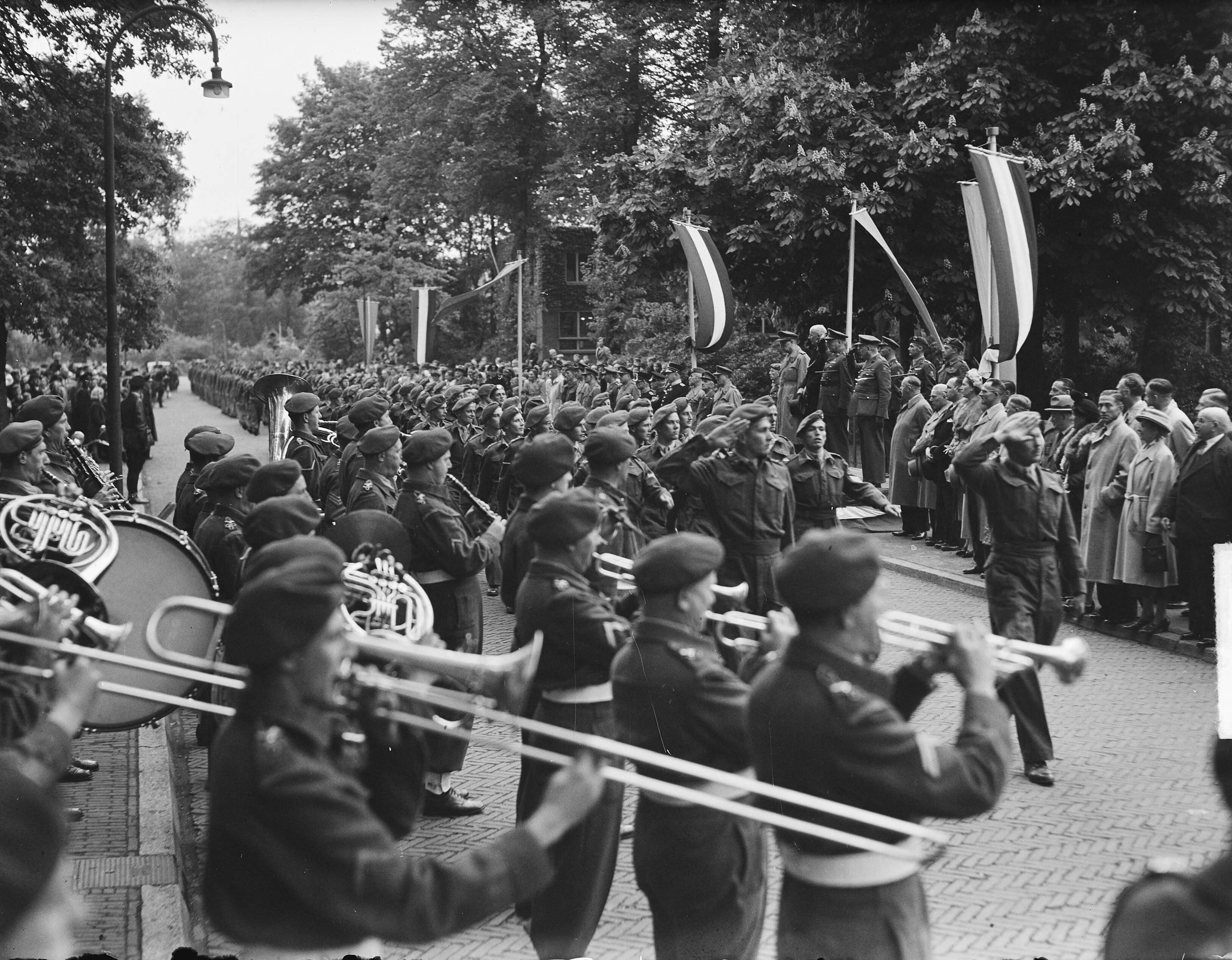 Fotocollectie Anefo — Ontvangst te Voorburg van het 5e Bataljon Garderegiment Jagers — Foto: Nijs, Jac. de / Anefo. Licentie: Set B: Rechtenvrij / Publiek Domein. Bron: Nationaal Archief. http://hdl.handle.net/10648/a8d8f8b4-d0b4-102d-bcf8-003048976d84