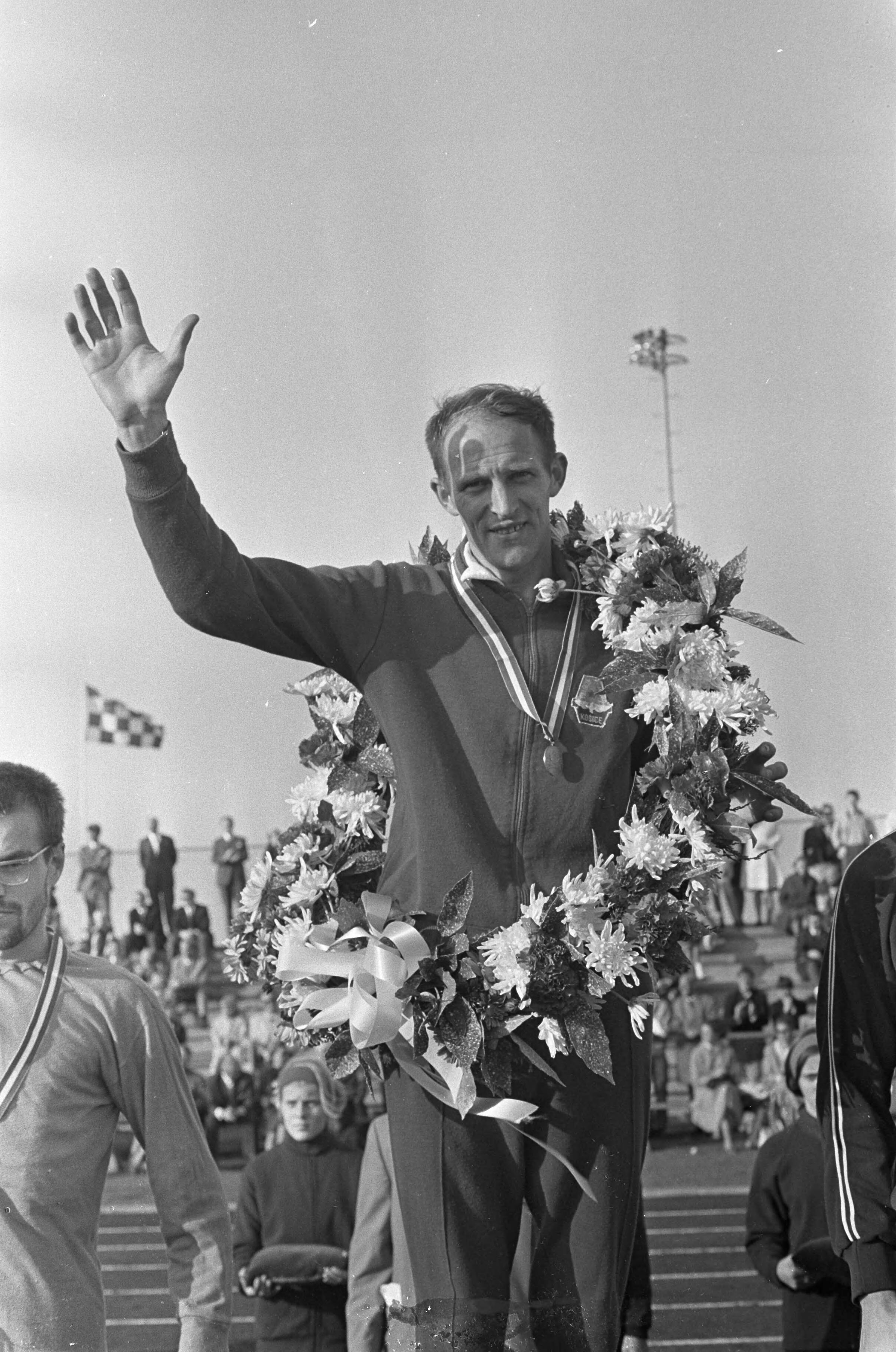 Nederlandse kampioenschappen atletiek 1968 — De winnaar van de marathon, Aad Steylen met de bloemenkrans — Foto: Fotograaf Onbekend / Anefo. Licentie: Set B: Rechtenvrij / Publiek Domein. Bron: Nationaal Archief. http://hdl.handle.net/10648/ab4c028a-d0b4-102d-bcf8-003048976d84