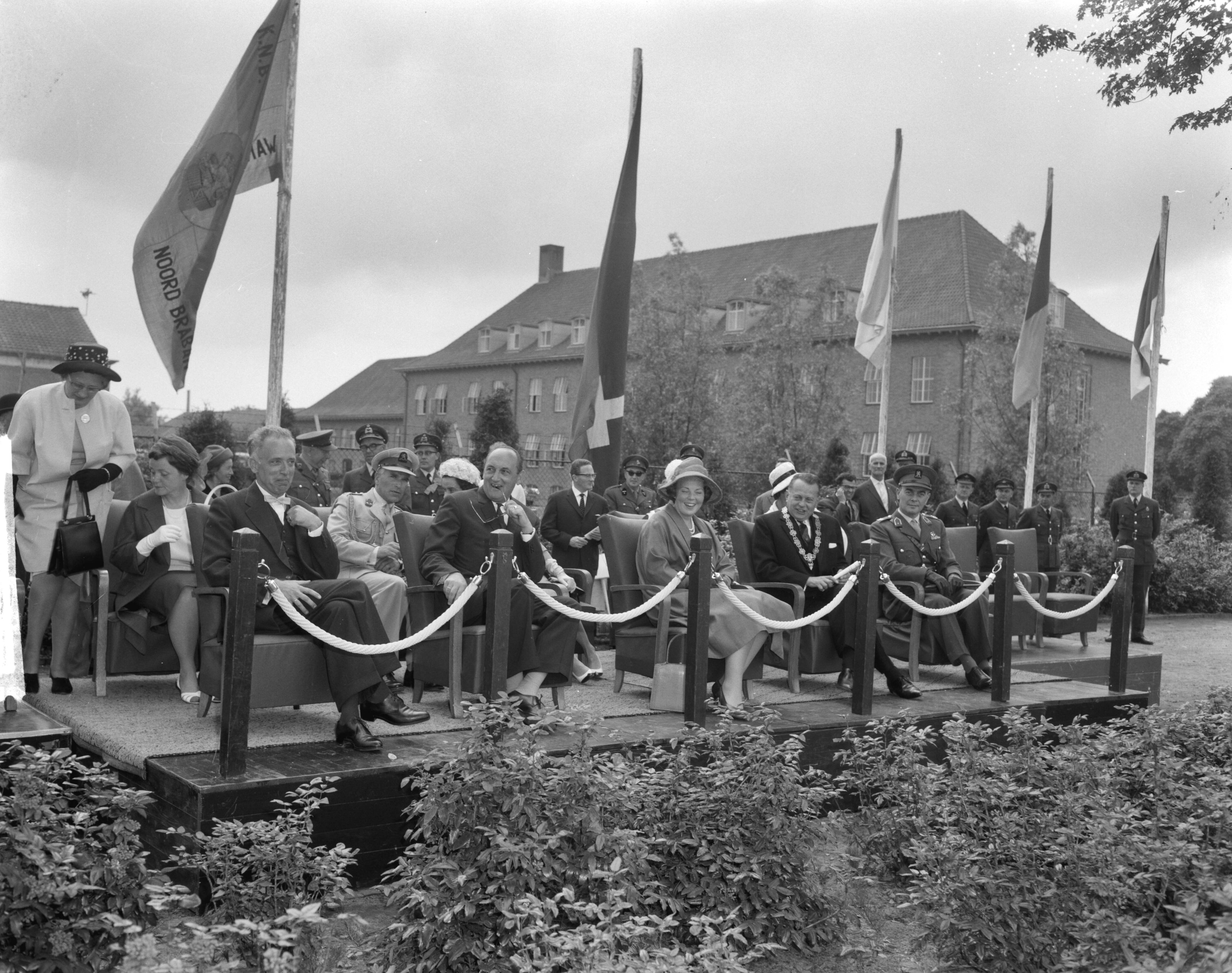 Fotocollectie Anefo — Prinses Beatrix poliomars in Breda, wandelaars defileren voor prinses Beatrix, Commissaris der Koningin in Noord-Brabant dr. C.N.M. Kortmann, minister mr. E.H. Toxopeus en burgemeester van Breda, mr. R.M.A.A.Geuljans — Foto: Bilsen, Joop van / Anefo. Licentie: Set B: Rechtenvrij / Publiek Domein. Bron: Nationaal Archief. http://hdl.handle.net/10648/aa0cba2c-d0b4-102d-bcf8-003048976d84