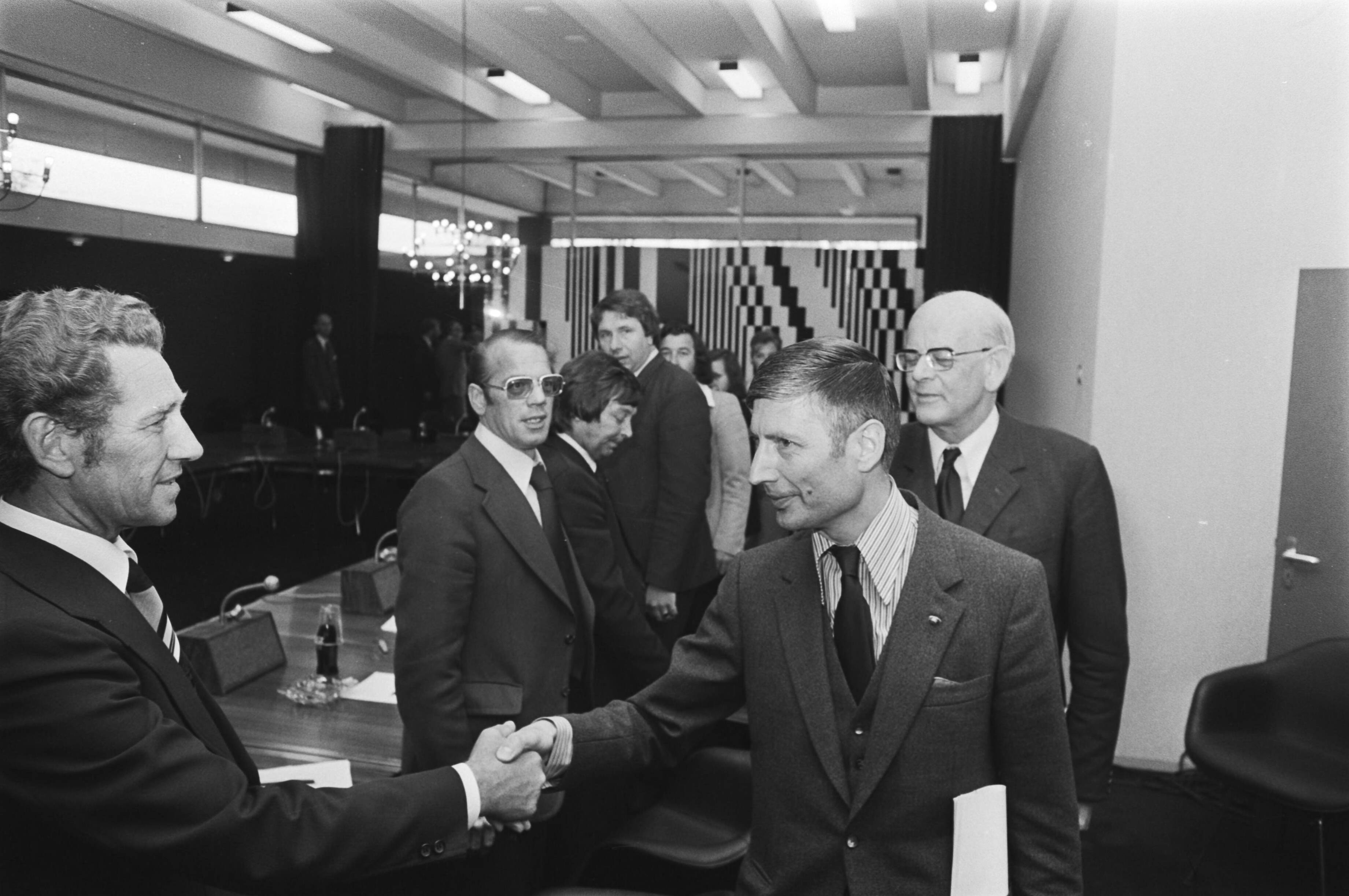 Fotocollectie Anefo — Delegatie taxichauffeurs praten met Minister van Agt , Westerterp en de Gaay Fortman in Den Haag en begroeting — Foto: Verhoeff, Bert / Anefo. Licentie: Set B: Rechtenvrij / Publiek Domein. Bron: Nationaal Archief. http://hdl.handle.net/10648/ac8303c4-d0b4-102d-bcf8-003048976d84