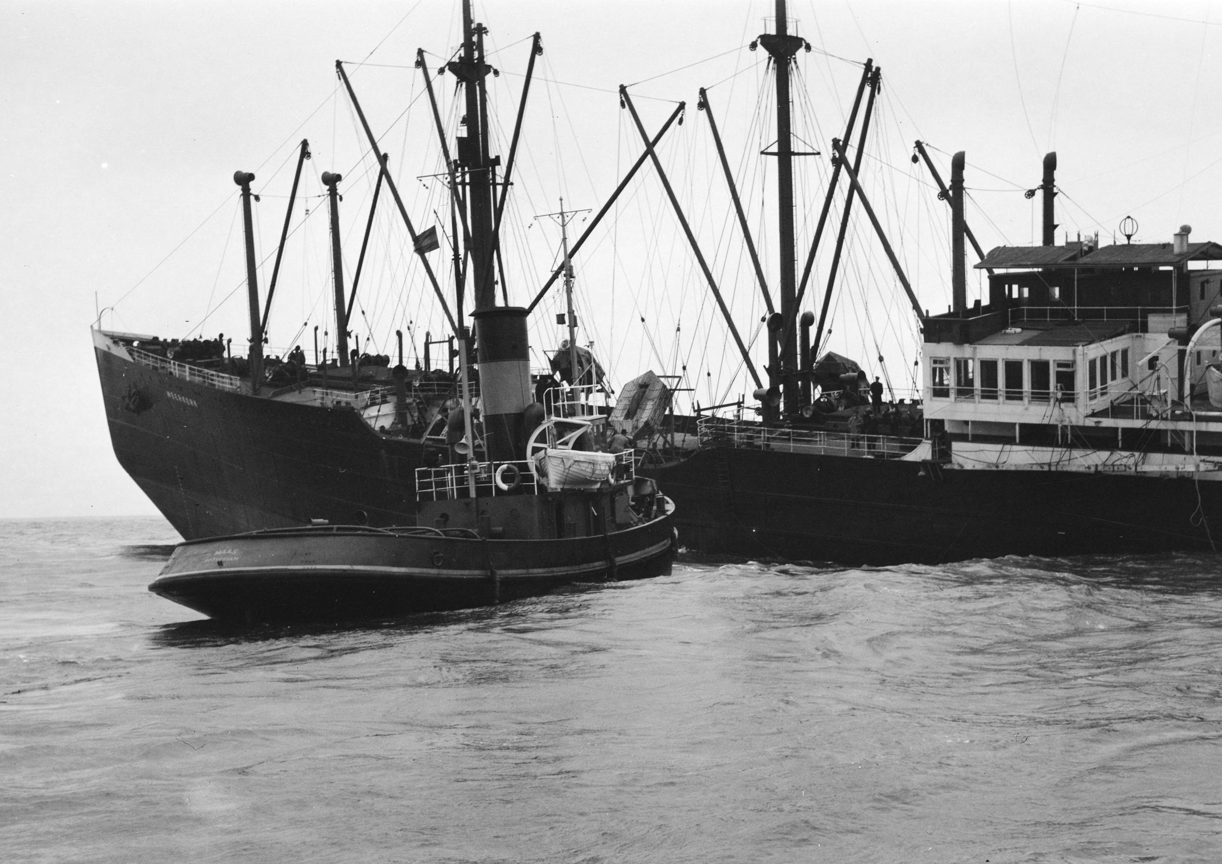 Fotocollectie Anefo — Wrak van het op zaterdag 14 juni 1946 bij Westkapelle op een mijn gelopen stoomschip "Meerkerk". Op de voorgrond een sleepboot — Foto: Fotograaf Onbekend / Anefo. Licentie: Set B: Rechtenvrij / Publiek Domein. Bron: Nationaal Archief. http://hdl.handle.net/10648/a89faa3c-d0b4-102d-bcf8-003048976d84