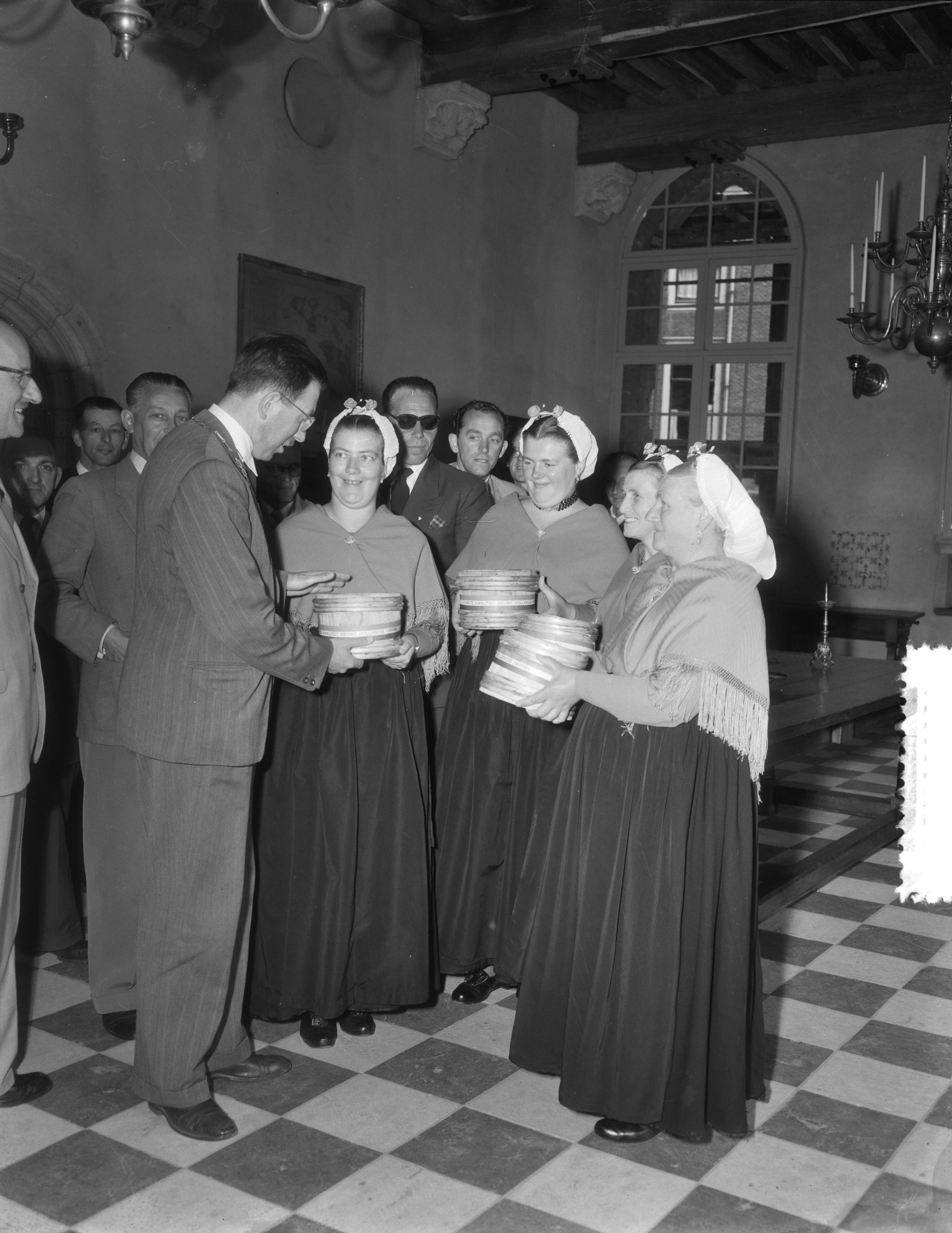 Fotocollectie Anefo — Middelburg, aanbieding haring aan burgemeester mr. dr. N. Bolkestein door vier Scheveningse vrouwen — Foto: Duinen, G.W. van / Anefo. Licentie: Set B: Rechtenvrij / Publiek Domein. Bron: Nationaal Archief. http://hdl.handle.net/10648/a923cf74-d0b4-102d-bcf8-003048976d84