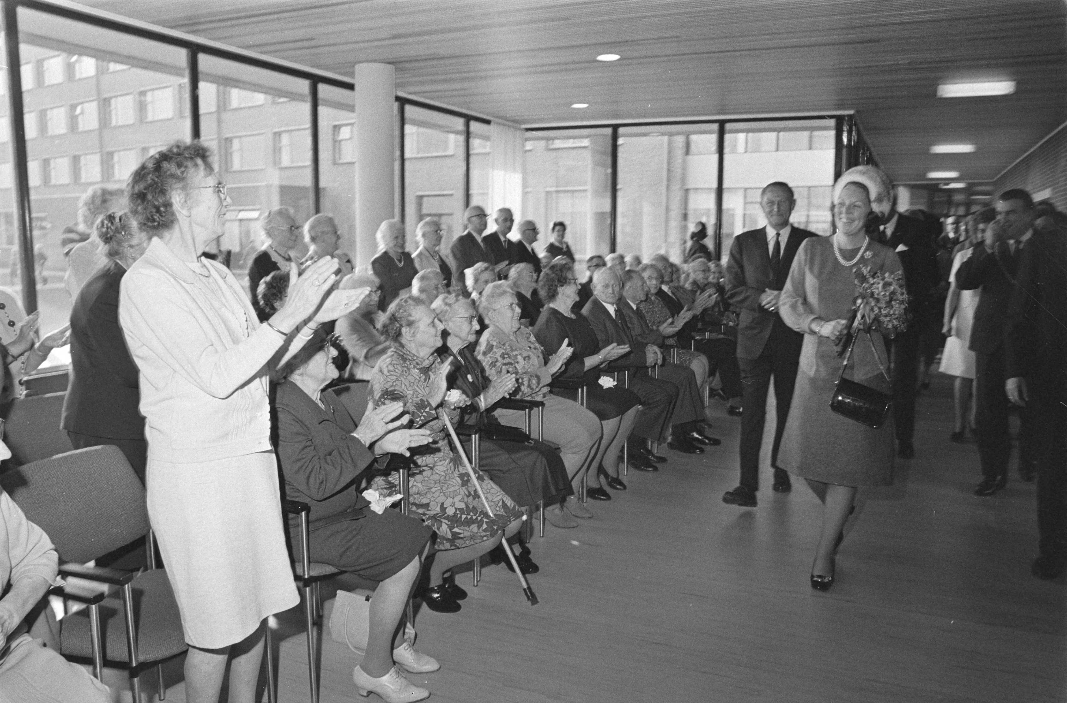 Fotocollectie Anefo — Prinses Beatrix opent verzorgingstehuis "Het Hoornse Heem" en verpleegtehuis "Neerwolde" te Groningen; Prinses Beatrix tijdens rondleiding / — Foto: Mieremet, Rob / Anefo. Licentie: Set B: Rechtenvrij / Publiek Domein. Bron: Nationaal Archief. http://hdl.handle.net/10648/aba67a94-d0b4-102d-bcf8-003048976d84