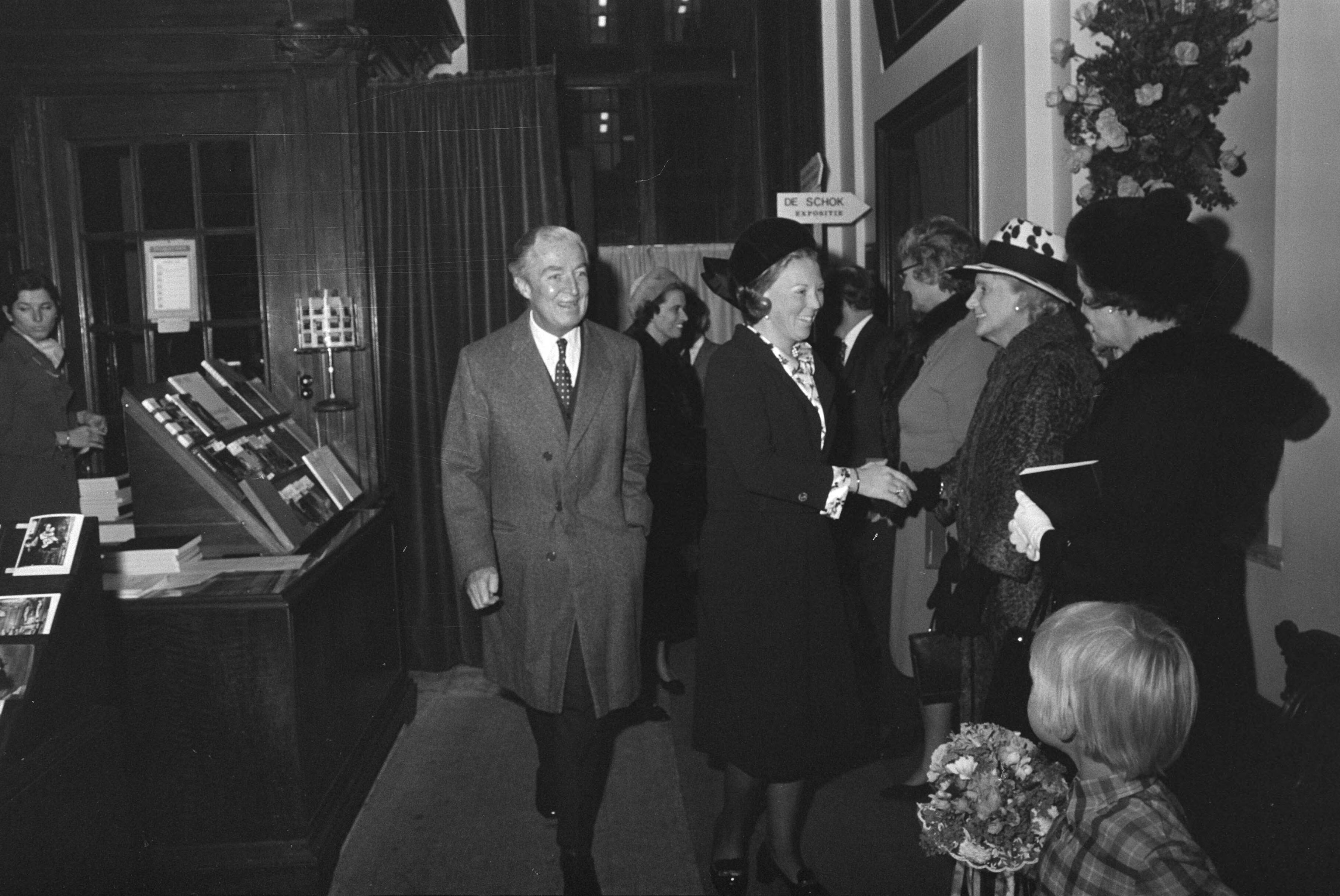 Fotocollectie Anefo — Prinses Beatrix bij voorbezichtiging van tentoonstelling "Schok der Herkenning" in Mauritshuis, Den Haag — Foto: Mieremet, Rob / Anefo. Licentie: Set B: Rechtenvrij / Publiek Domein. Bron: Nationaal Archief. http://hdl.handle.net/10648/abaad8b4-d0b4-102d-bcf8-003048976d84