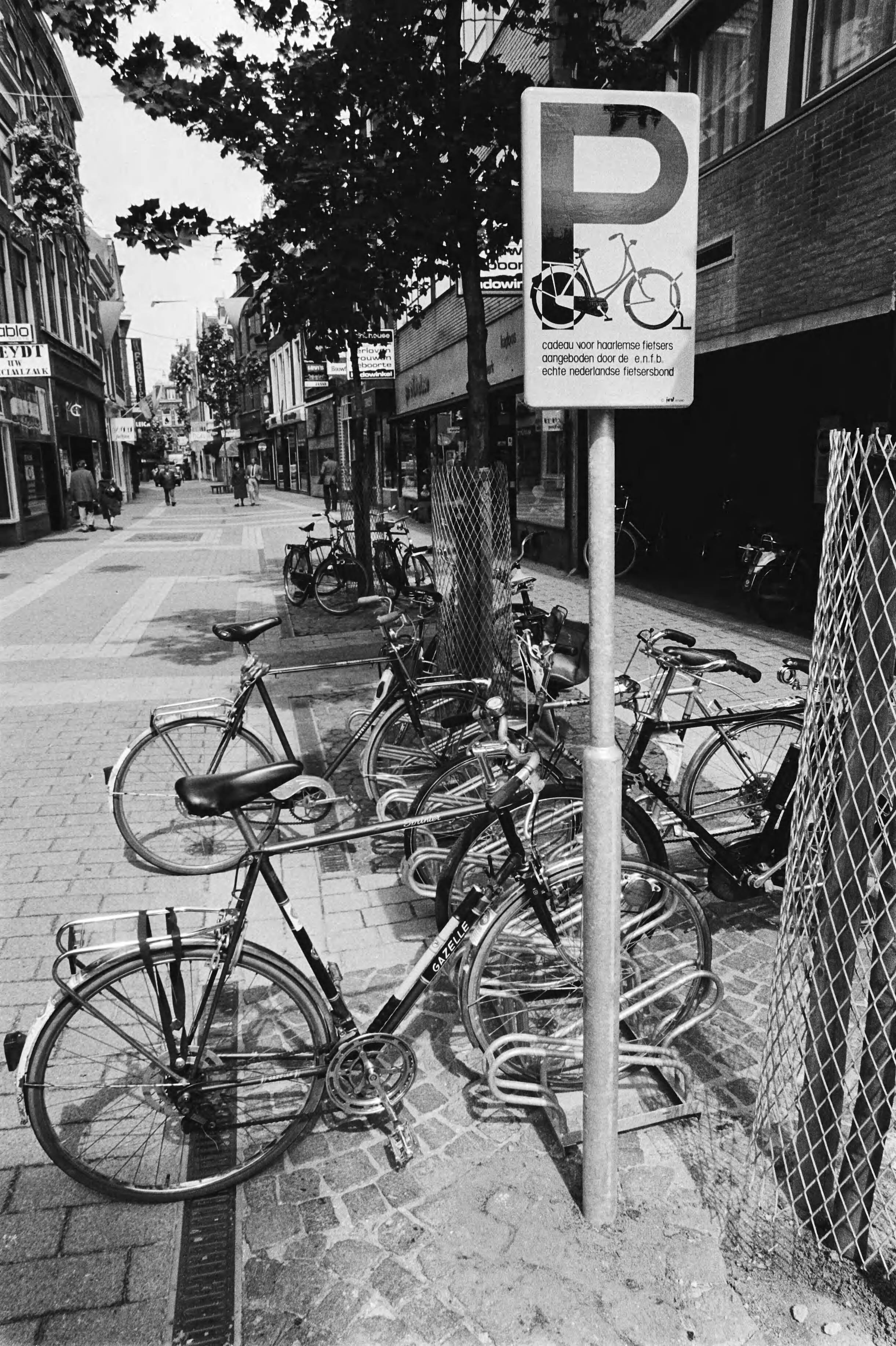 Fotocollectie Anefo — Fietsparkeerplaats en bord in Haarlem, aangeboden door Echte Nederlandse Fietsers Bond — Foto: Antonisse, Marcel / Anefo. Licentie: Set B: Rechtenvrij / Publiek Domein. Bron: Nationaal Archief. http://hdl.handle.net/10648/ace3a044-d0b4-102d-bcf8-003048976d84