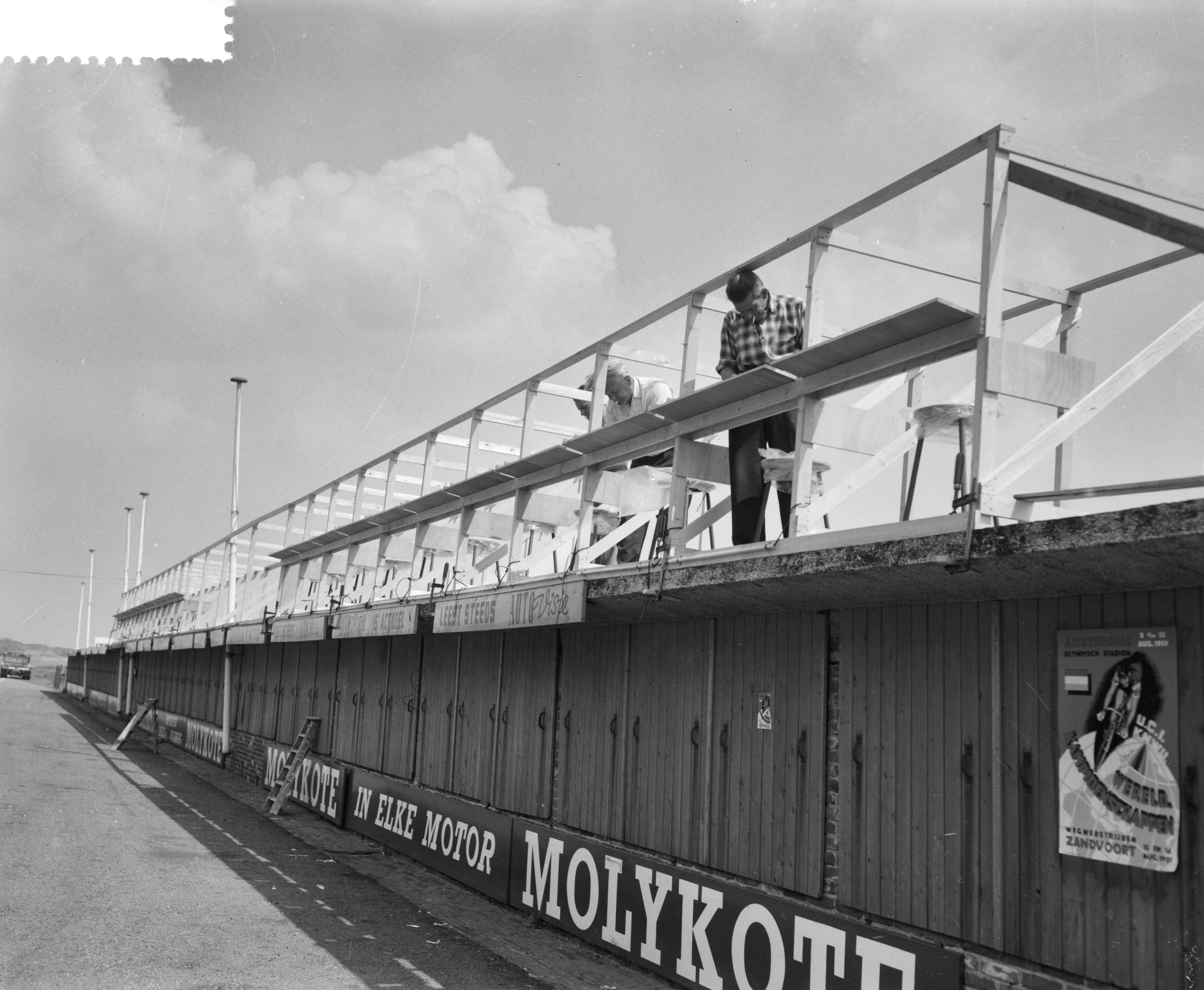 Fotocollectie Anefo — Voorbereidingen wereldkampioenschap wielrennen op de weg te Zandvoort. Bouw op de pits van cabines voor radioreporters — Foto: Bilsen, Joop van / Anefo. Licentie: Set B: Rechtenvrij / Publiek Domein. Bron: Nationaal Archief. http://hdl.handle.net/10648/a99aa22a-d0b4-102d-bcf8-003048976d84