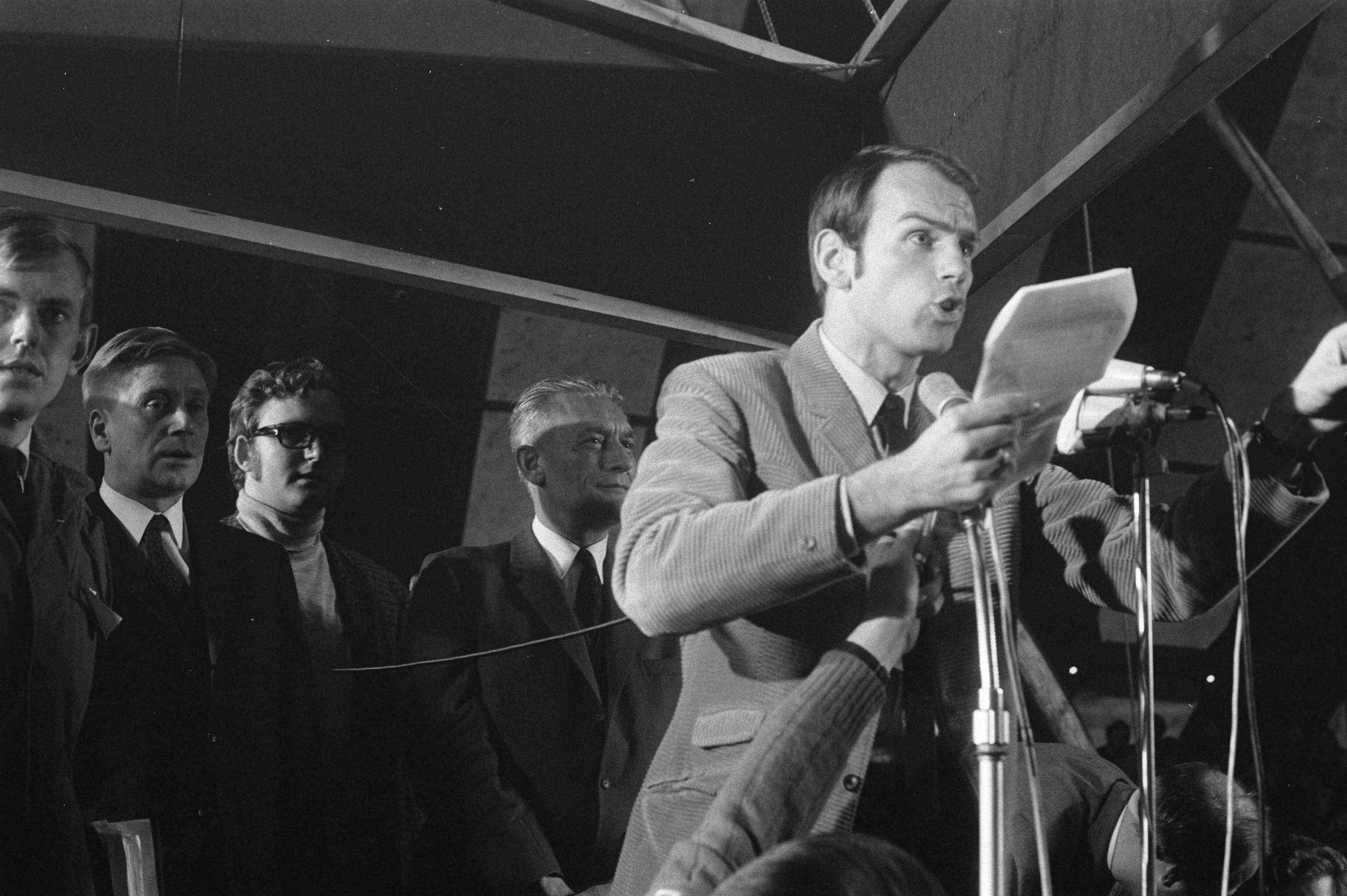 Fotocollectie Anefo — Demonstratie van Werkende Jongeren in Den Haag . In de circustent — Foto: Verhoeff, Bert / Anefo. Licentie: Set B: Rechtenvrij / Publiek Domein. Bron: Nationaal Archief. http://hdl.handle.net/10648/ab7fb012-d0b4-102d-bcf8-003048976d84