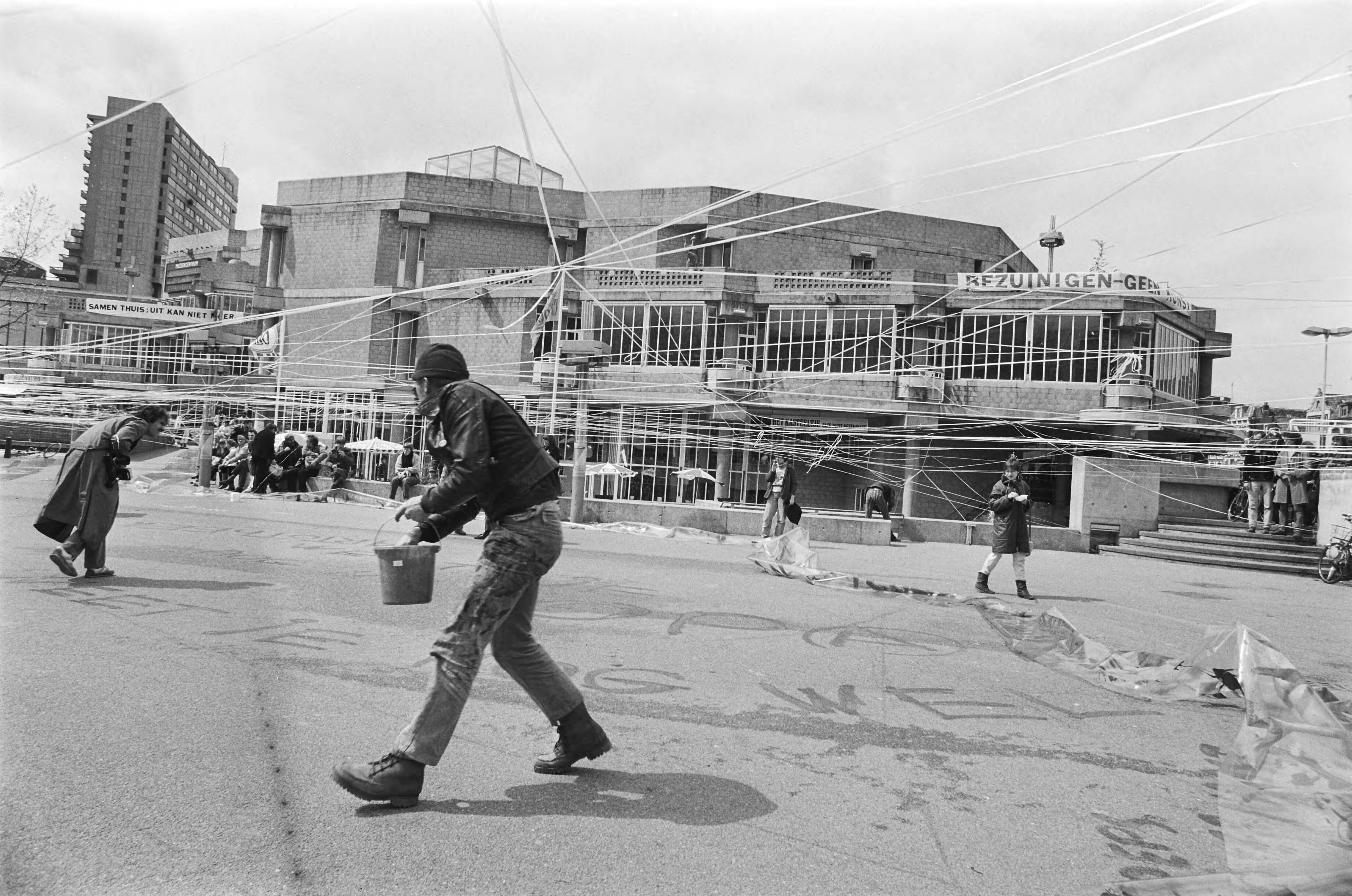 Fotocollectie Anefo — Aktie door duizenden kunstenaars i.v.m. bezuiniging op kunst en cultuur; reusachtige web werd aangelegd bij Theater Vredenburg in Utrecht — Foto: Croes, Rob C. / Anefo. Licentie: Set B: Rechtenvrij / Publiek Domein. Bron: Nationaal Archief. http://hdl.handle.net/10648/ad171280-d0b4-102d-bcf8-003048976d84