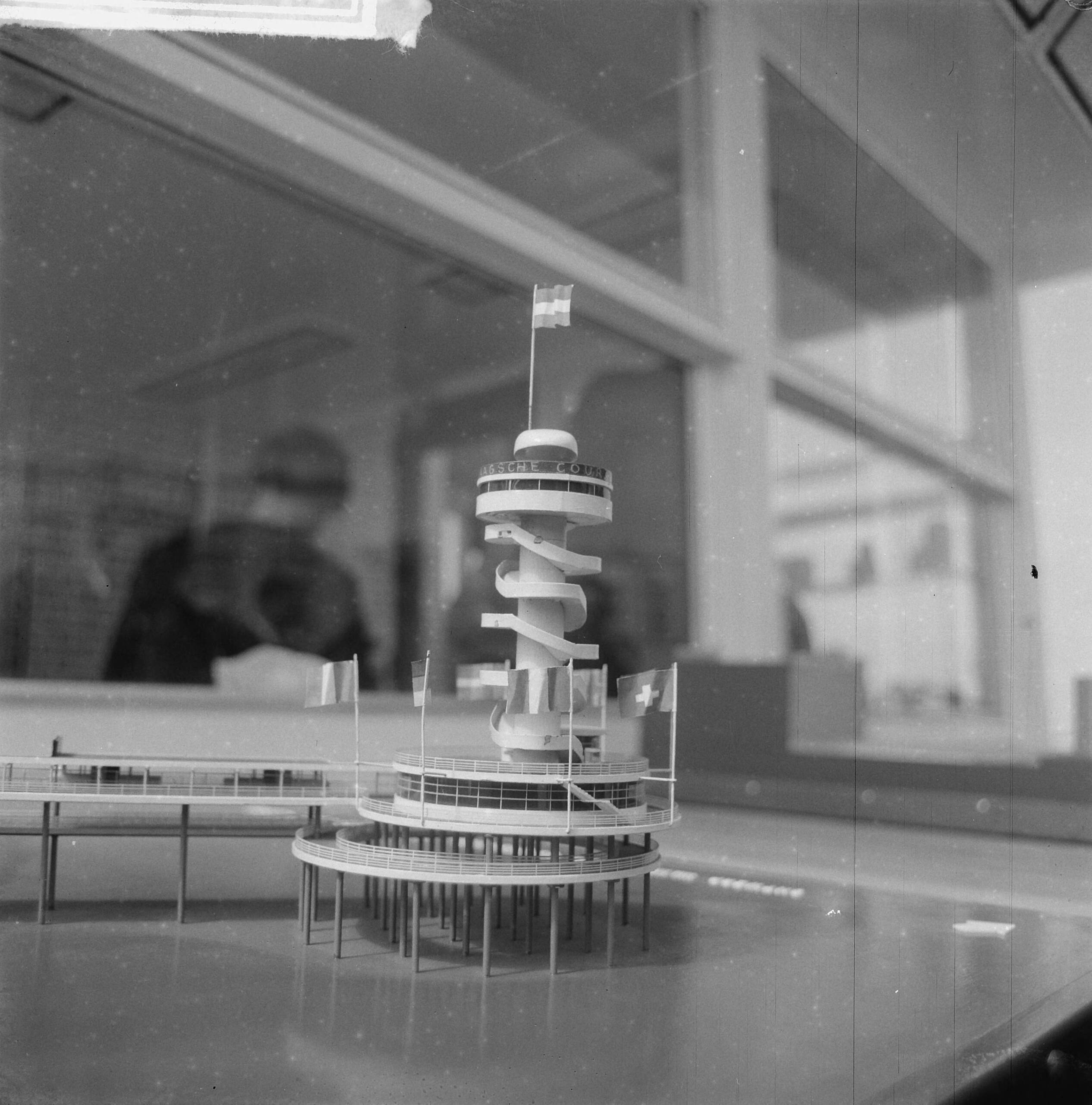 Nieuwe Pier in Scheveningen — Nieuwe Pier in Scheveningen. Maquette — Foto: Nijs, Jac. de / Anefo. Licentie: Set B: Rechtenvrij / Publiek Domein. Bron: Nationaal Archief. http://hdl.handle.net/10648/a9d5ac30-d0b4-102d-bcf8-003048976d84
