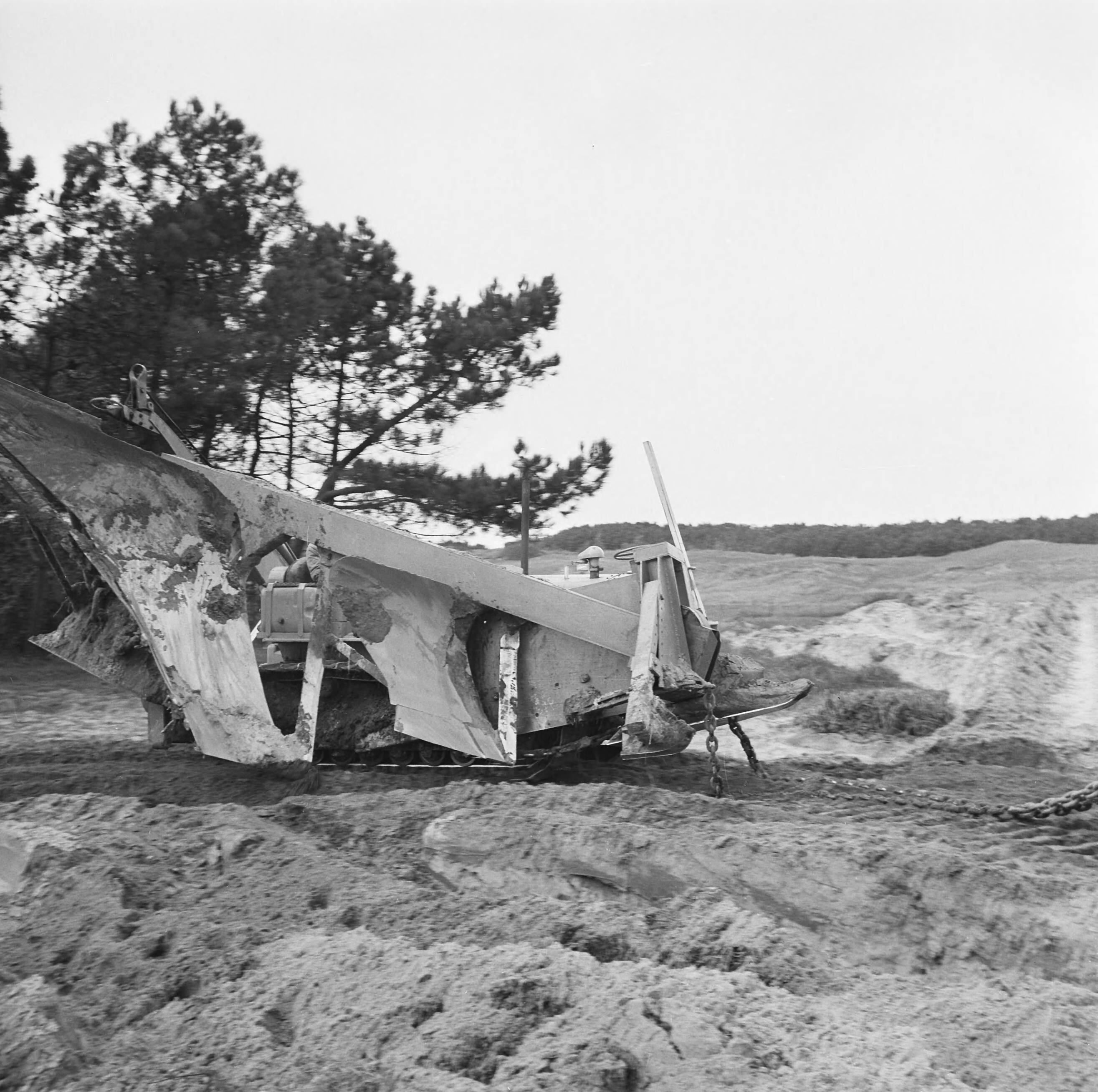 Fotocollectie Nederlandse Heidemaatschappij — Diepploegen acter de duinstrook (Vrouwenpolders - Walcheren). Aangebouwde diepploeg - Zij aanzicht uit het werk — Foto: Fotograaf Onbekend / Heidemij. Licentie: Set B: Rechtenvrij / Publiek Domein. Bron: Nationaal Archief. http://hdl.handle.net/10648/ae5d6356-d0b4-102d-bcf8-003048976d84