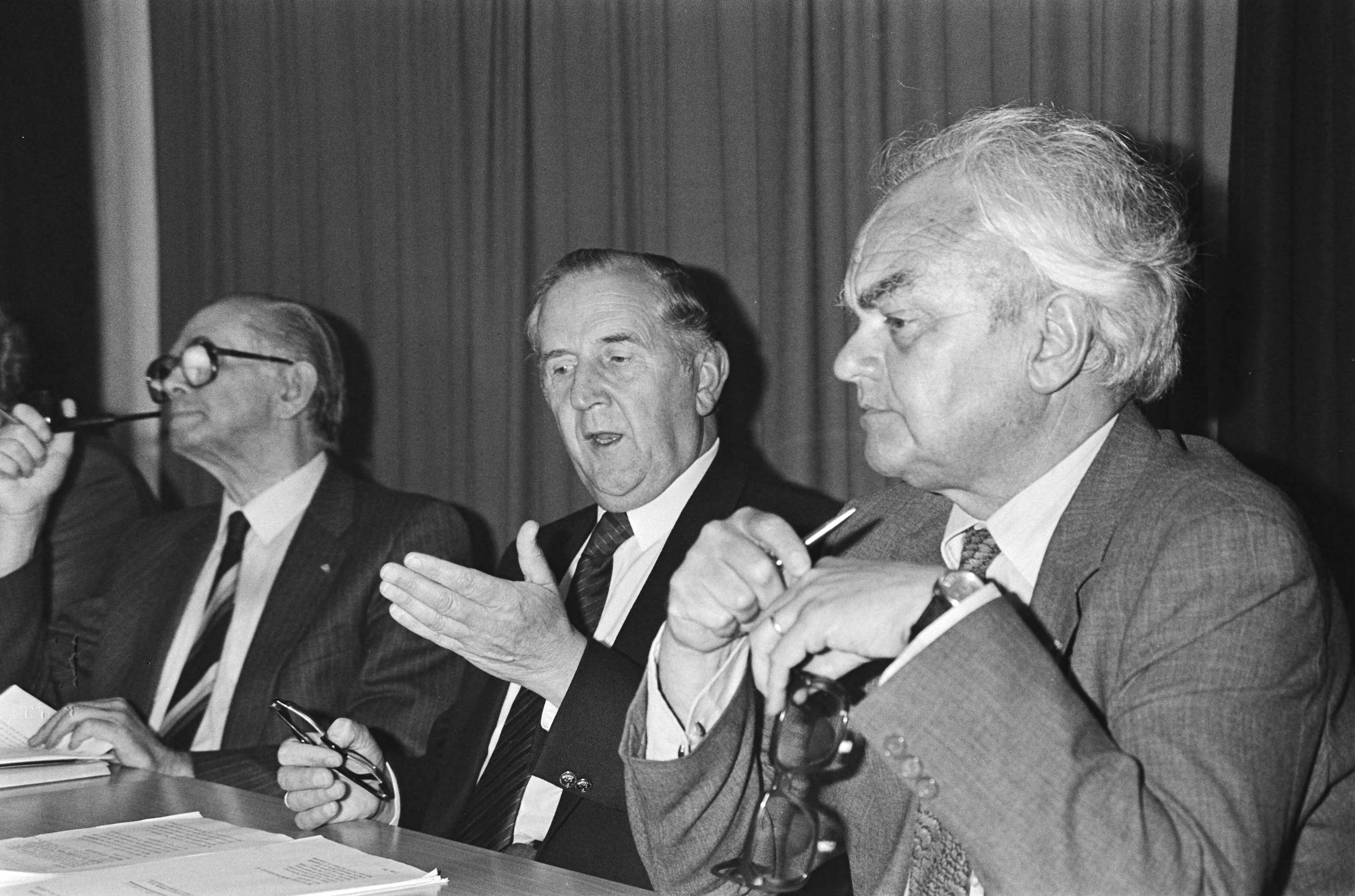 Fotocollectie Anefo — Persconferentie RCO in Den Haag ; v.l.n.r. Perquin (voorzitter KNOV), Van Veen (voorzitter VNO) en Van Eijkelenburg (voorzitter NCW) — Foto: Dijk, Hans van / Anefo. Licentie: Set B: Rechtenvrij / Publiek Domein. Bron: Nationaal Archief. http://hdl.handle.net/10648/acfd85fe-d0b4-102d-bcf8-003048976d84