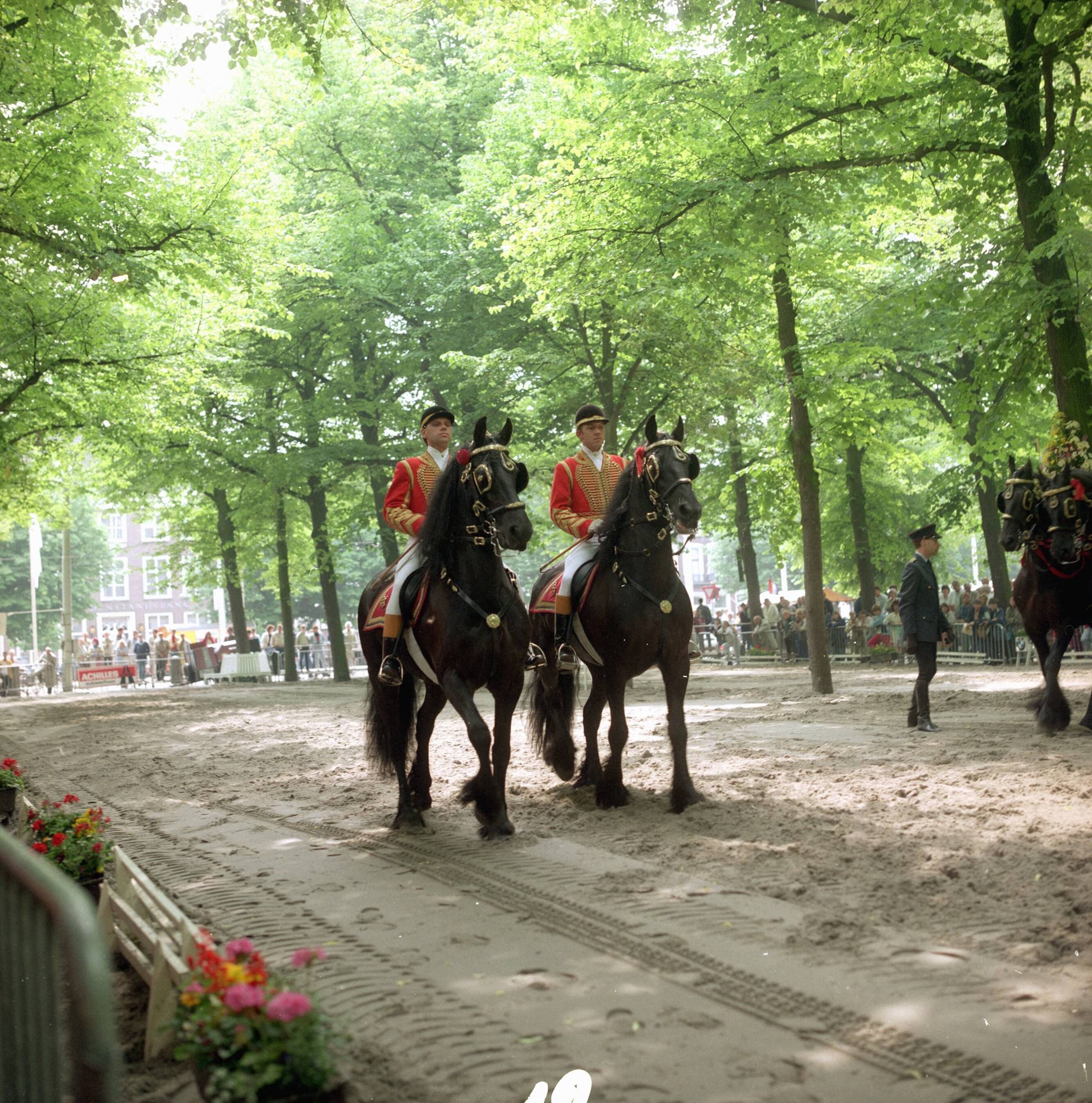 Fotocollectie RVD / Koninklijk Huis — Koninklijke stallen. Oefening op Lange Voorhout te Den Haag — Foto: Studio Lanza / RVD. Licentie: Set B: Rechtenvrij / Publiek Domein. Bron: Nationaal Archief. http://hdl.handle.net/10648/afb1dcdc-d0b4-102d-bcf8-003048976d84