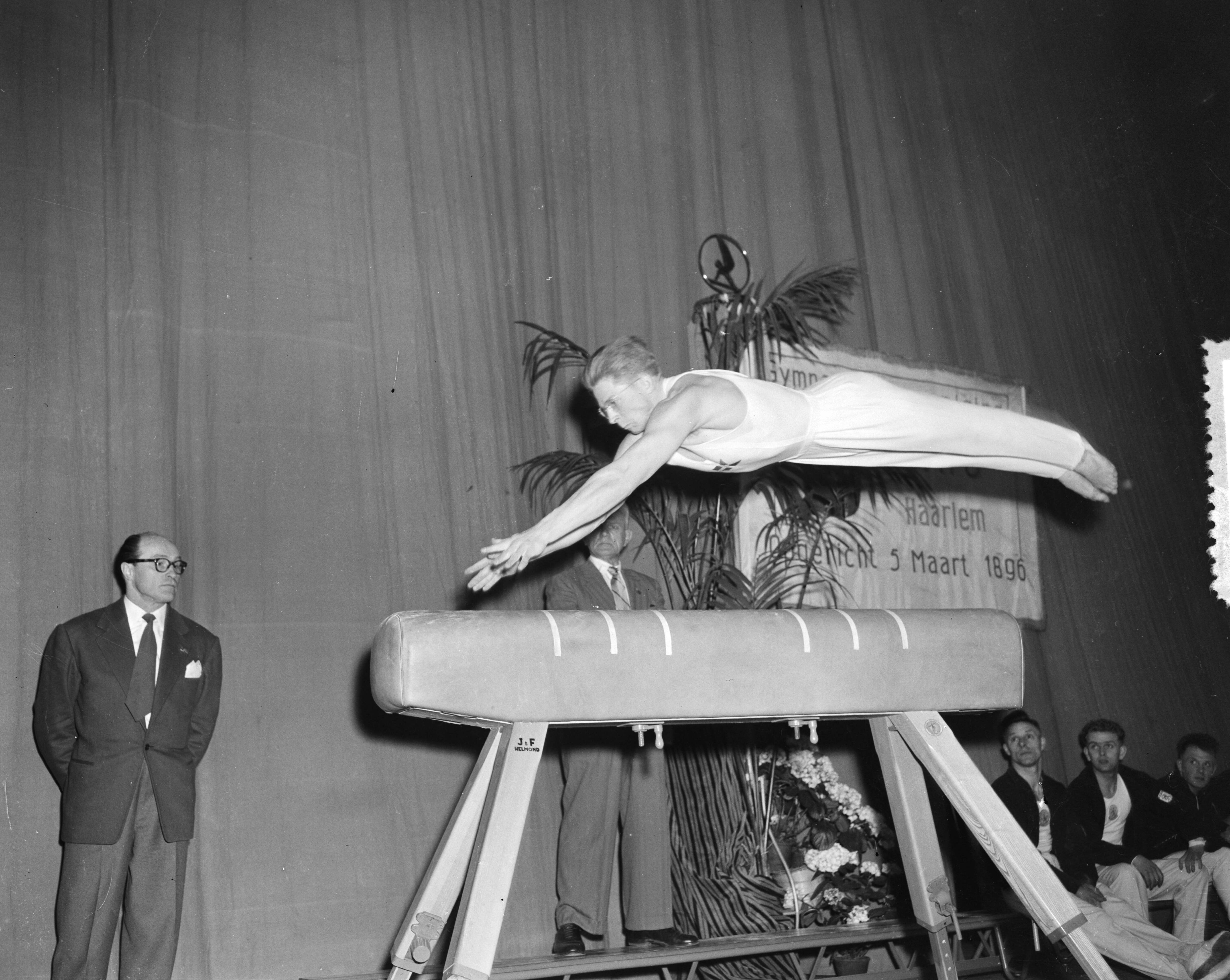 Fotocollectie Anefo — Turnen. Landenwedstrijd Nederland tegen Denemarken te Haarlem. Elkana Grønne (Denemarken) in actie bij paardsprong — Foto: Pot, Harry / Anefo. Licentie: Set B: Rechtenvrij / Publiek Domein. Bron: Nationaal Archief. http://hdl.handle.net/10648/afd1349c-d0b4-102d-bcf8-003048976d84