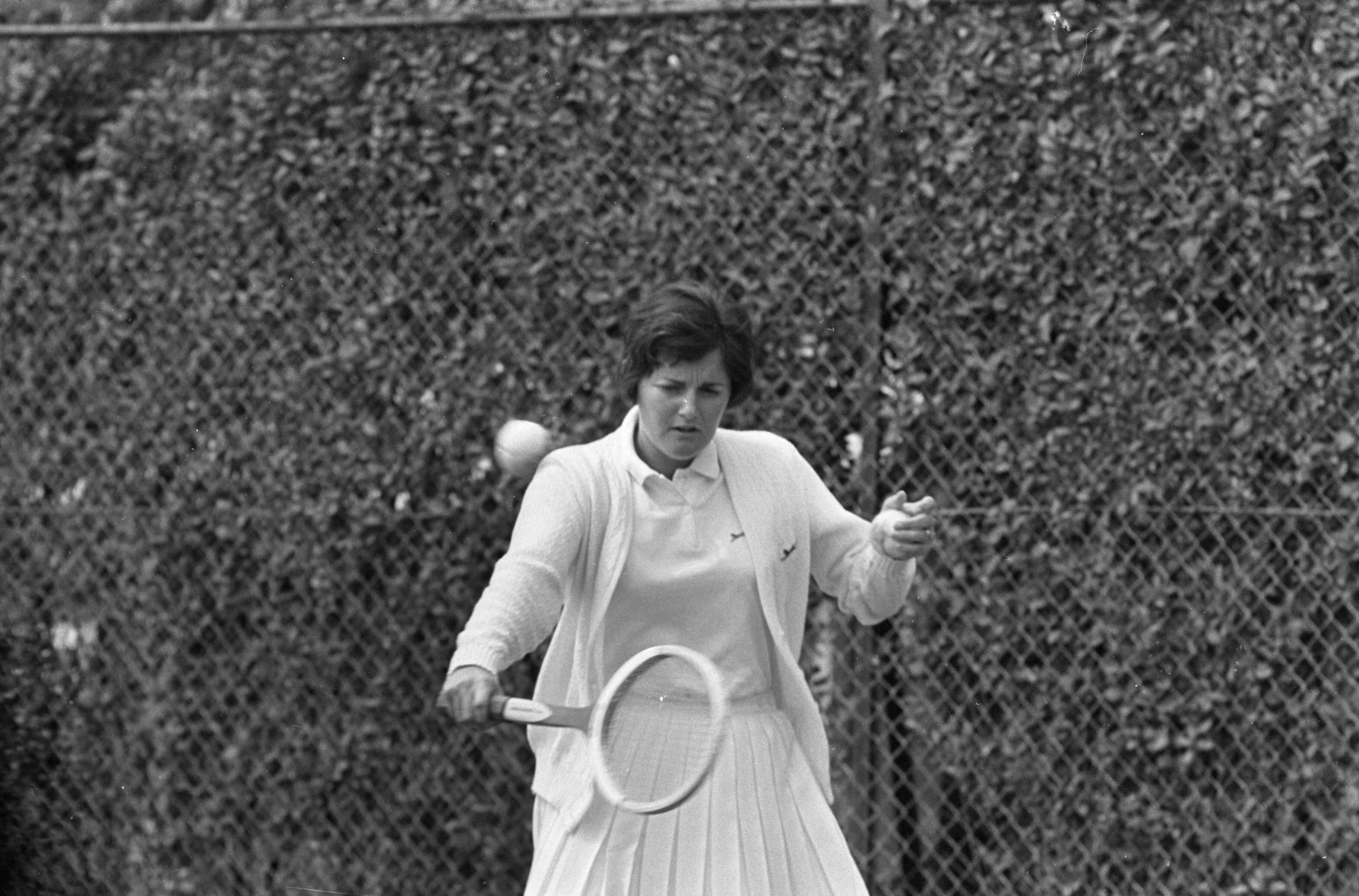 Fotocollectie Anefo — Nationale Tenniskampioenschappen te Scheveningen. Els Veentjes (Spruyt) in aktie — Foto: Koch, Eric / Anefo. Licentie: Set B: Rechtenvrij / Publiek Domein. Bron: Nationaal Archief. http://hdl.handle.net/10648/ab227ba4-d0b4-102d-bcf8-003048976d84