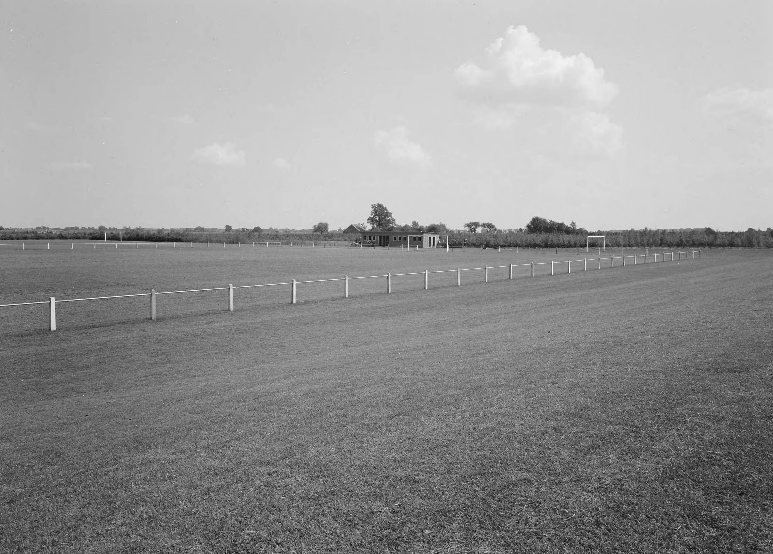 Fotocollectie Nederlandse Heidemaatschappij — Sportveld in de gemeente Vlagtwedde — Foto: Nijhof, [...] / Heidemij. Licentie: Set B: Rechtenvrij / Publiek Domein. Bron: Nationaal Archief. http://hdl.handle.net/10648/ae7861f6-d0b4-102d-bcf8-003048976d84