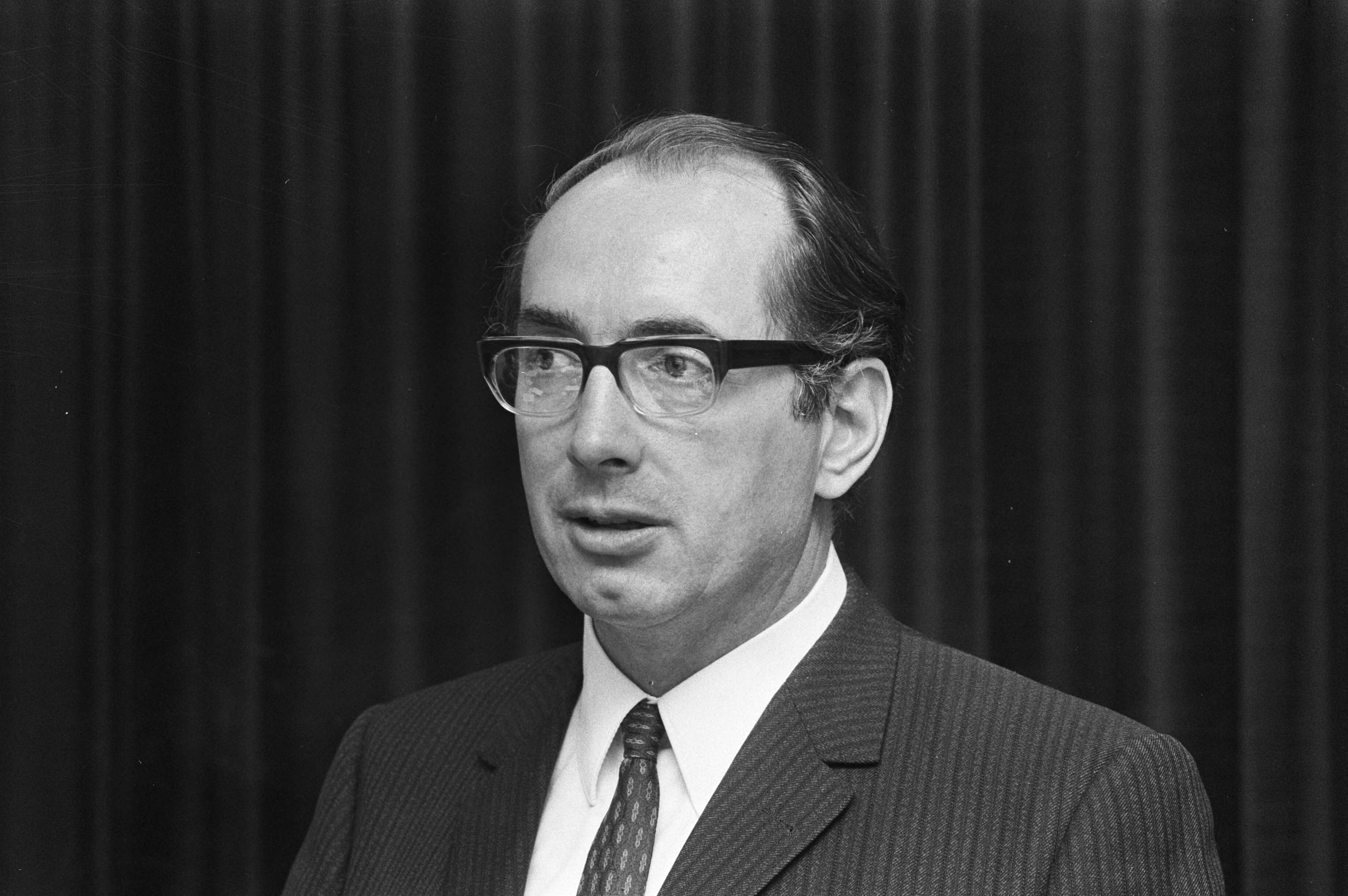 Fotocollectie Anefo — Persconferentie NVV metaalbedrijfsbond Den Haag , voorzitter metaalbond Arie Groenevelt — Foto: Evers, Joost / Anefo. Licentie: Set B: Rechtenvrij / Publiek Domein. Bron: Nationaal Archief. http://hdl.handle.net/10648/abd77810-d0b4-102d-bcf8-003048976d84