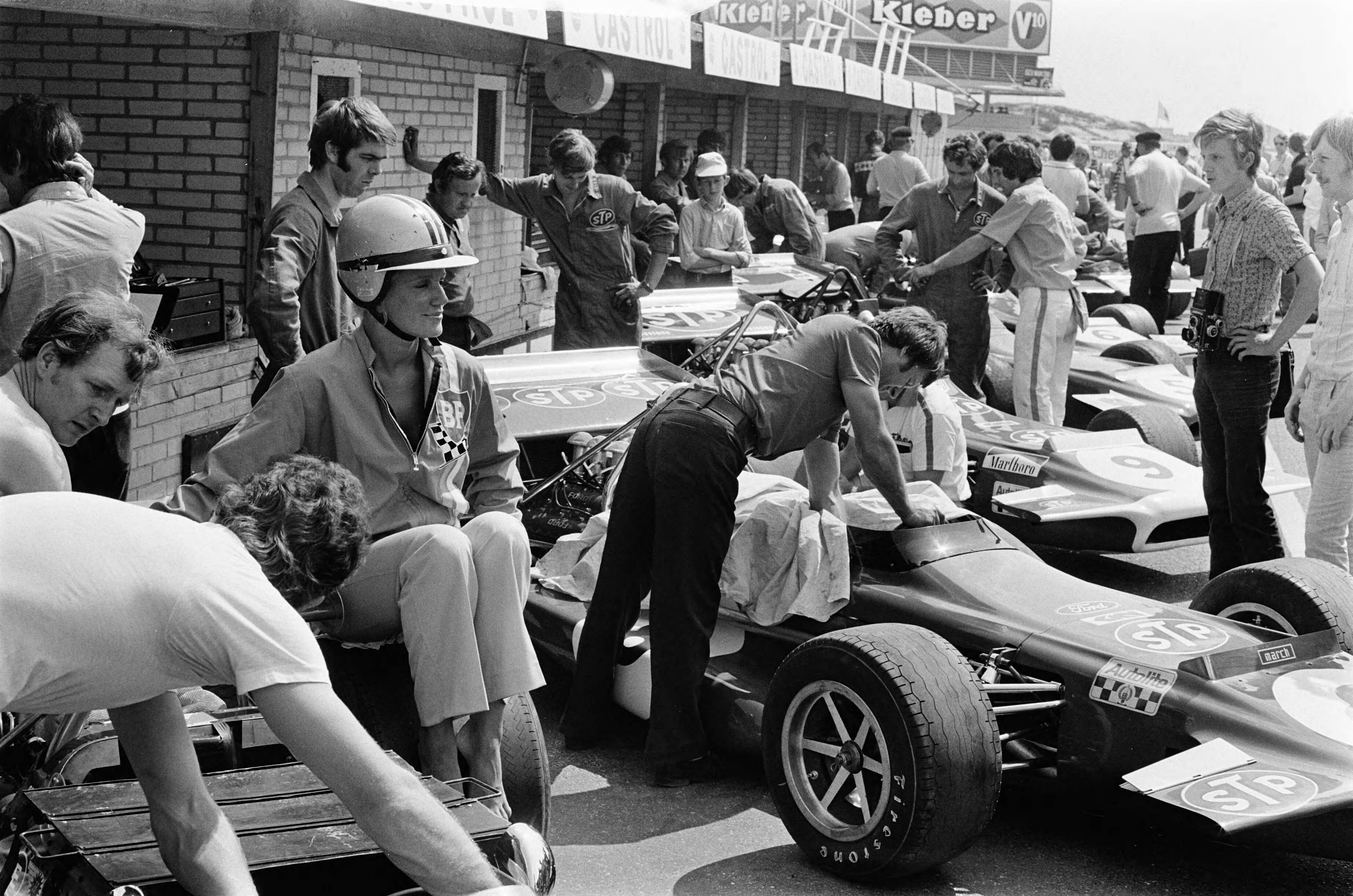 Grand Prix Zandvoort 1970, training — Grand Prix 1970 voor Formule I wagens te Zandvoort; eerste trainingsdag. De pitsstraat — Foto: Evers, Joost / Anefo. Licentie: Set B: Rechtenvrij / Publiek Domein. Bron: Nationaal Archief. http://hdl.handle.net/10648/ab9a09da-d0b4-102d-bcf8-003048976d84