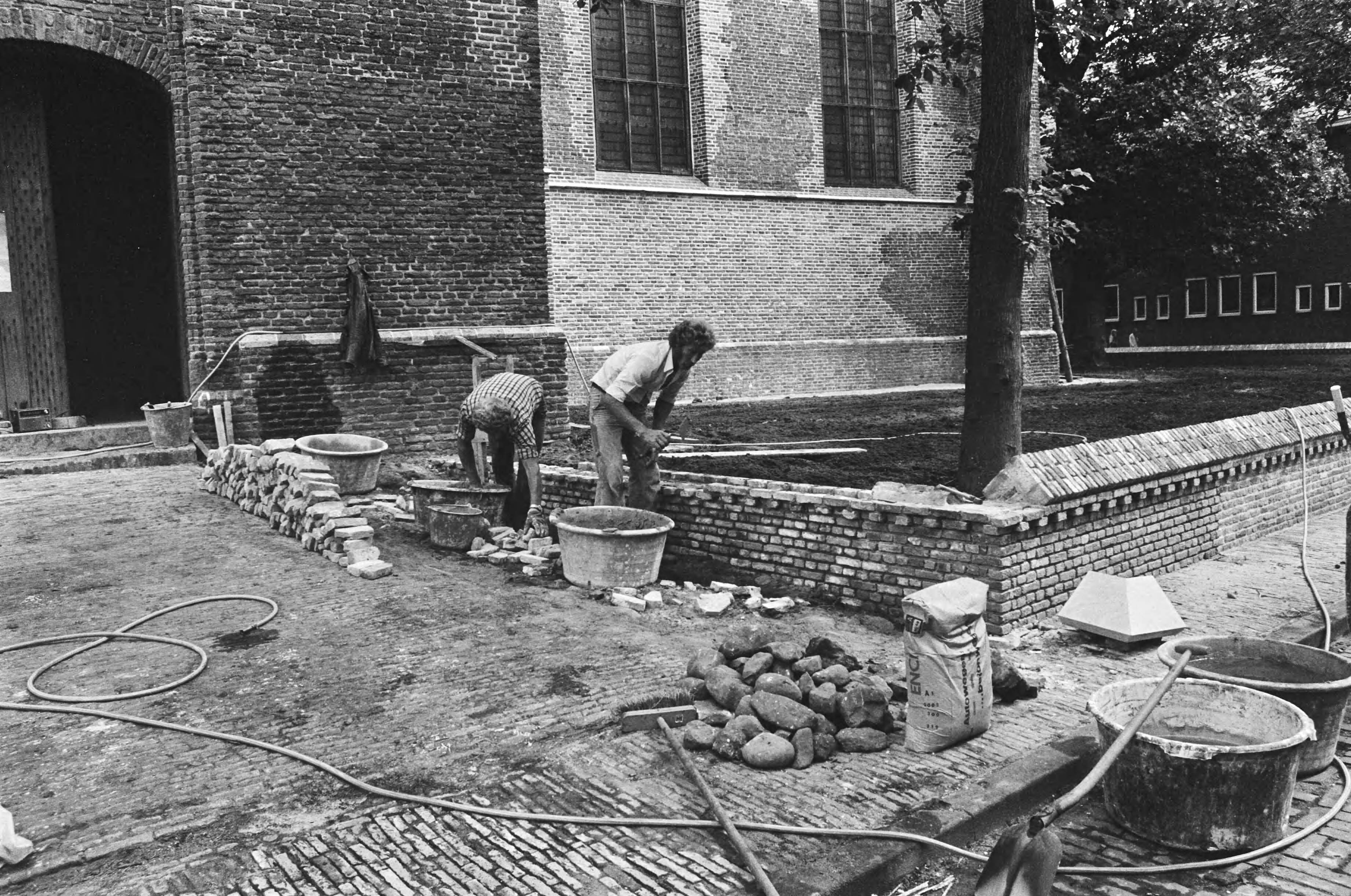 Grote Kerk van Edam gerestaureerd — De werkzaamheden buiten — Foto: Pereira, Fernando / Anefo. Licentie: Set B: Rechtenvrij / Publiek Domein. Bron: Nationaal Archief. http://hdl.handle.net/10648/accf5436-d0b4-102d-bcf8-003048976d84