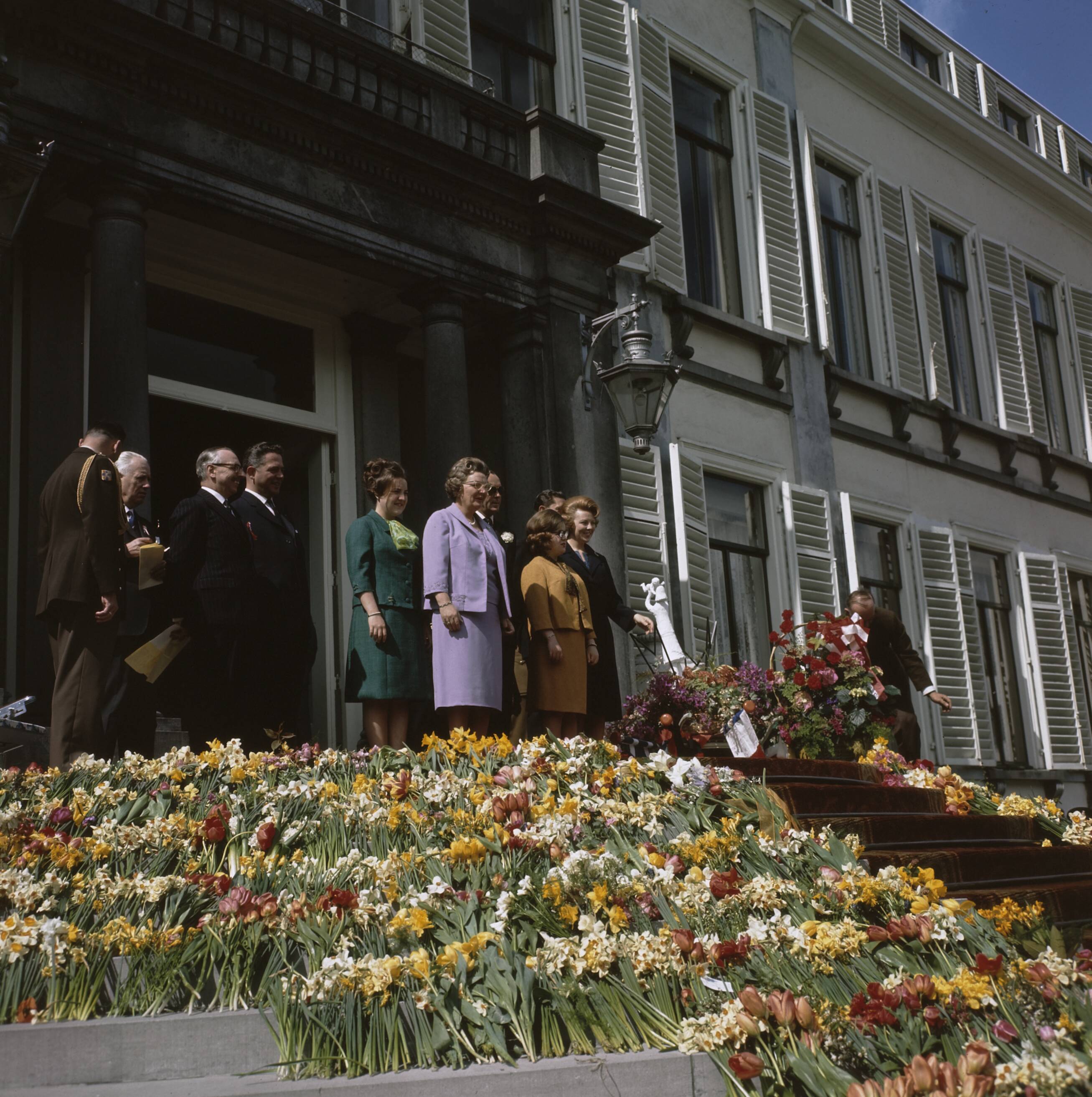 Fotocollectie Anefo — Koninginnedag 1964. Defilé paleis Soestdijk — Foto: Fotograaf Onbekend / Anefo. Licentie: Set B: Rechtenvrij / Publiek Domein. Bron: Nationaal Archief. http://hdl.handle.net/10648/ad8c4d02-d0b4-102d-bcf8-003048976d84