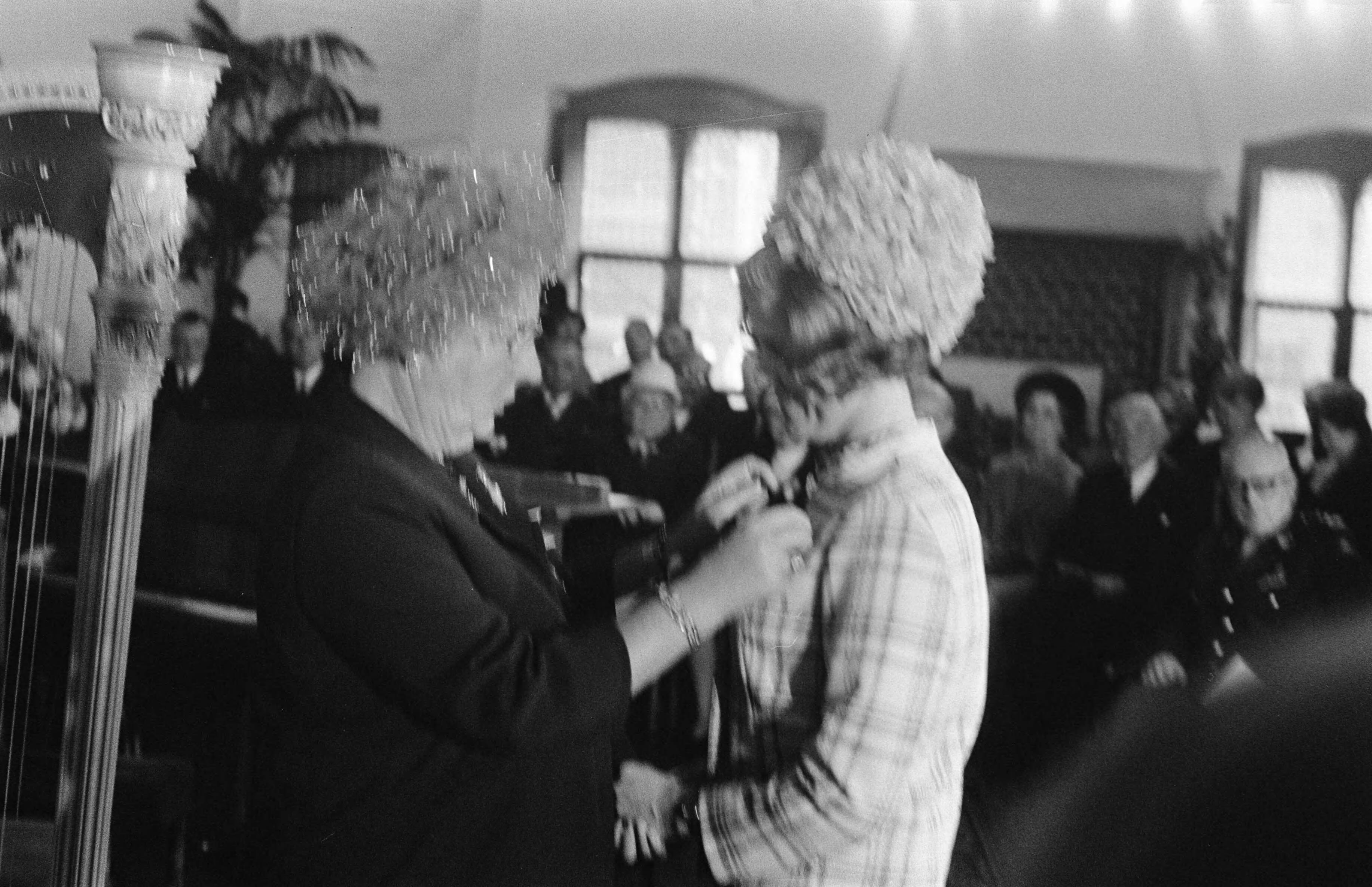 Fotocollectie Anefo — Koningin Juliana reikt de Florence Nightingalemedaille uit aan verpleegster mej. Verlinden in de Rolzaal aan het Binnenhof in Den Haag — Foto: Verhoeff, Bert / Anefo. Licentie: Set B: Rechtenvrij / Publiek Domein. Bron: Nationaal Archief. http://hdl.handle.net/10648/ab7b26fa-d0b4-102d-bcf8-003048976d84