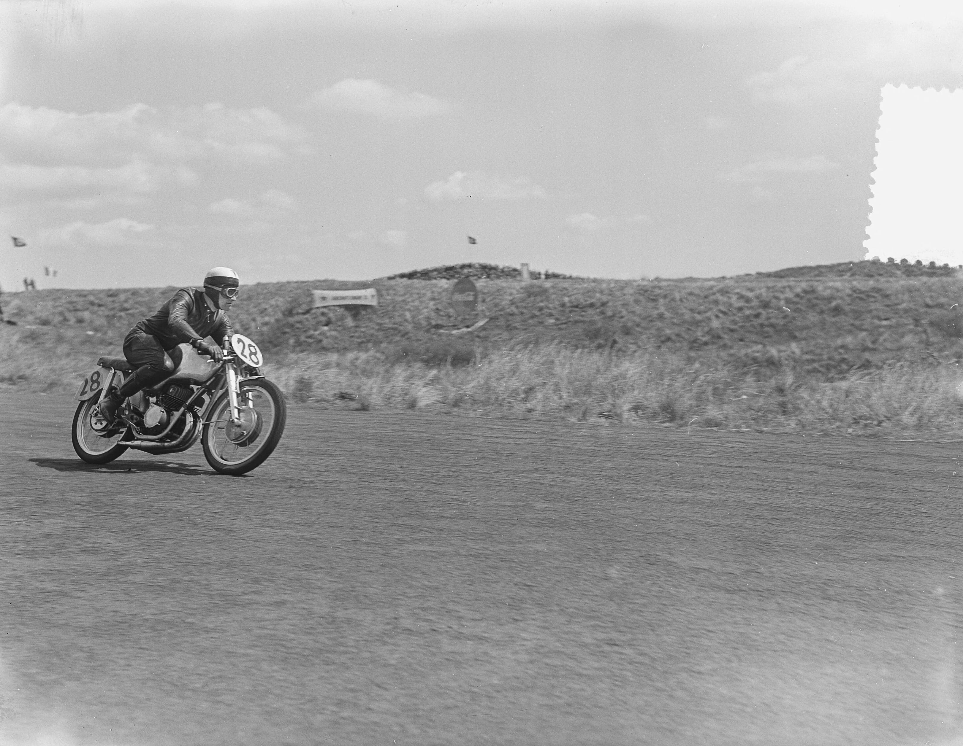 Fotocollectie Anefo — Motorraces Zandvoort. Rude Felgenheier (D) DKW 250cc — Foto: Bilsen, Joop van / Anefo. Licentie: Set B: Rechtenvrij / Publiek Domein. Bron: Nationaal Archief. http://hdl.handle.net/10648/a90bbe8e-d0b4-102d-bcf8-003048976d84