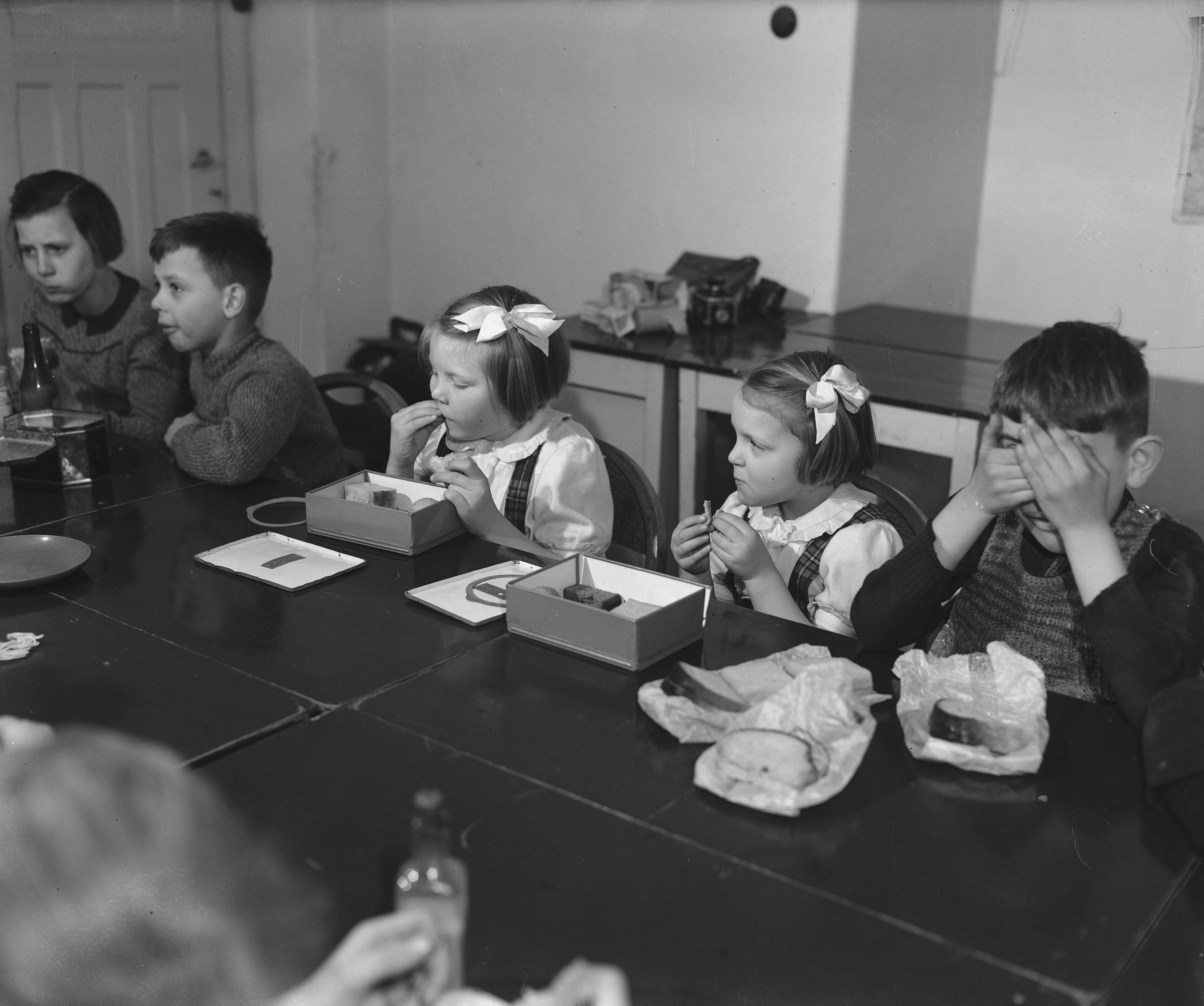 Fotocollectie Anefo — Prinses Beatrix en prinses Irene nuttigen broodmaaltijd op Kindergemeenschap "De Werkplaats" van Kees Boeke — Foto: Breijer, Charles / Anefo. Licentie: Set B: Rechtenvrij / Publiek Domein. Bron: Nationaal Archief. http://hdl.handle.net/10648/a89a95b0-d0b4-102d-bcf8-003048976d84