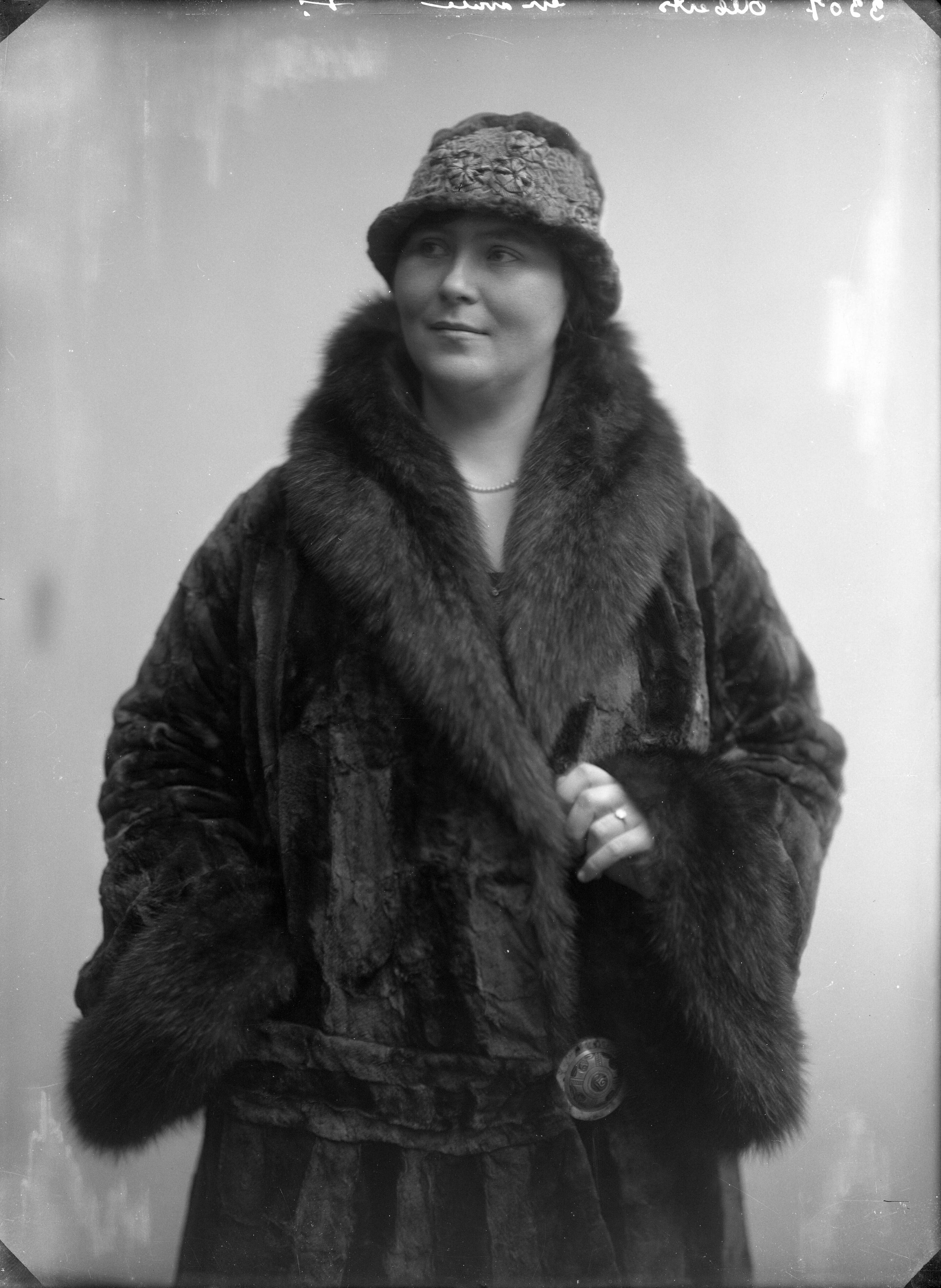 Portretten — Studio-opnames. Portret van een vrouw in een bontjas met grote shawlkraag, pothoed van bont met kanten versiering. 3307 Alberts gravure. Haarlem, Nederland. 1918-1930. — Foto: Berg, Th.C.J. van den / Spaarnestad Photo (05887). Licentie: Set B: Rechtenvrij / Publiek Domein. Bron: Nationaal Archief. http://hdl.handle.net/10648/35429da7-c5ba-a382-e063-6df0900a6686