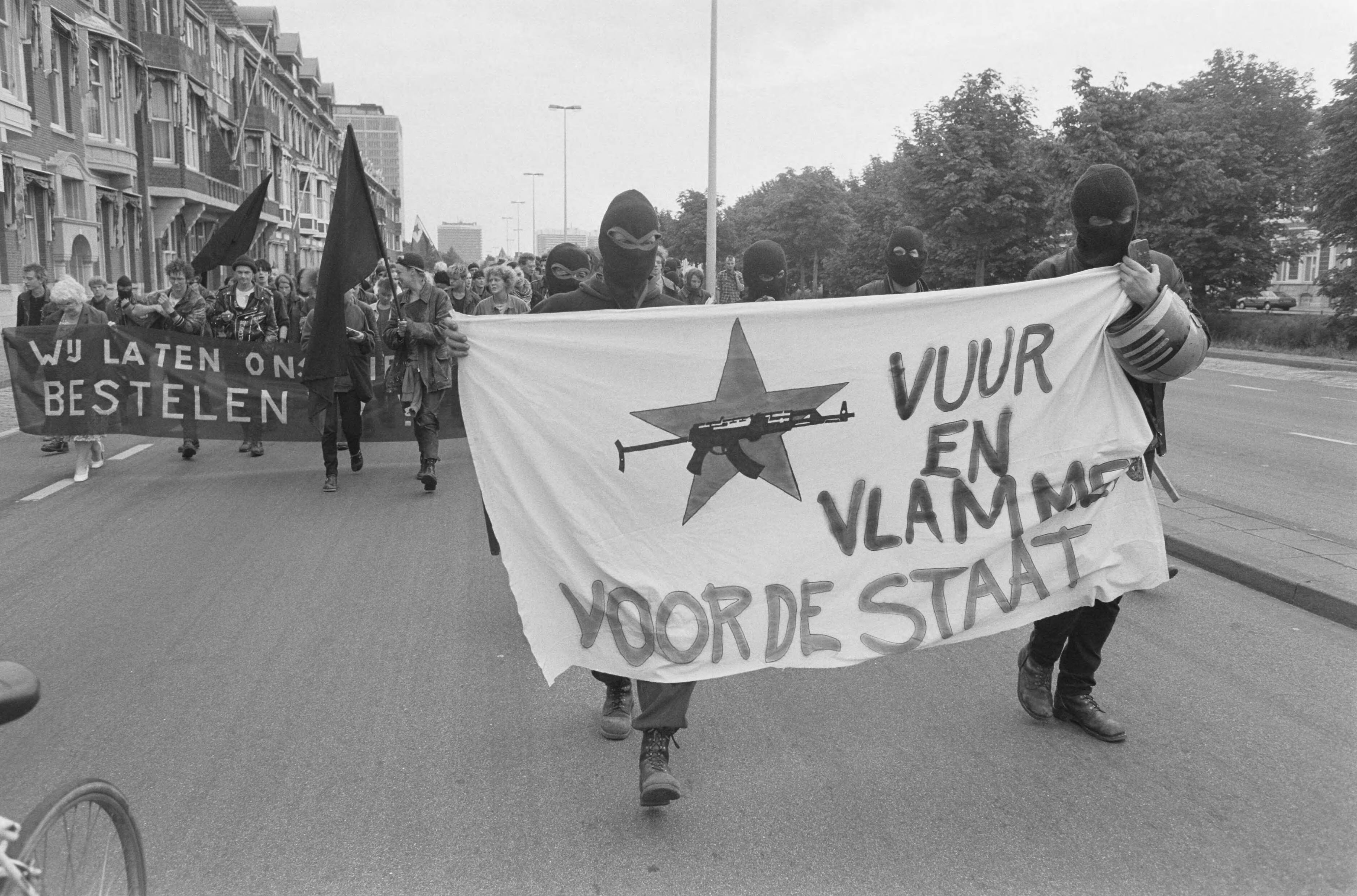 Fotocollectie Anefo — Demonstratie in Den Haag tegen "kruisbeleid" regering Lubbers — Foto: Molendijk, Bart / Anefo. Licentie: Set B: Rechtenvrij / Publiek Domein. Bron: Nationaal Archief. http://hdl.handle.net/10648/ad6437b8-d0b4-102d-bcf8-003048976d84