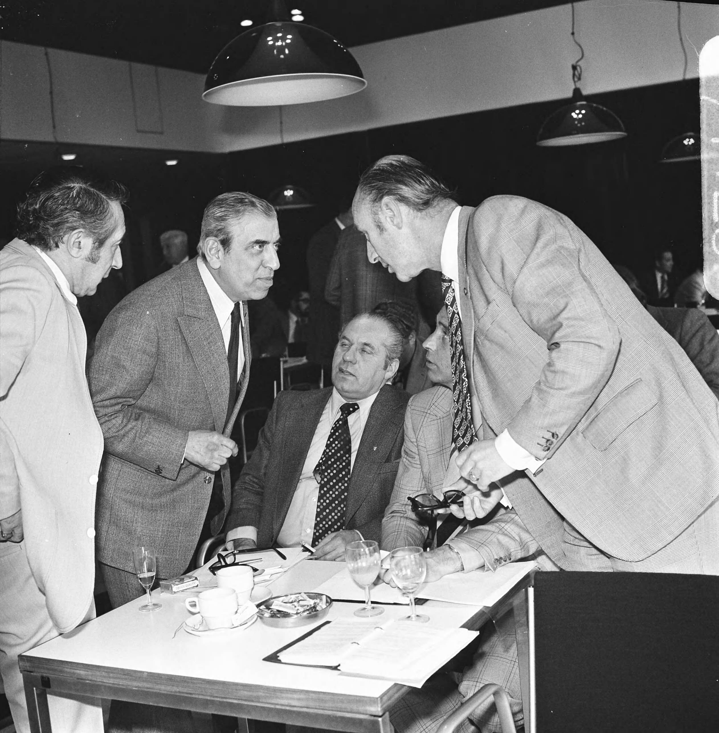 Fotocollectie Anefo — Sectie betaald voetbal KNVB vergadert in Zeist over transferregels; v.l.n.r. Van Praag (Ajax), Brox en Zandvliet (Feyenoord) — Foto: Mieremet, Rob / Anefo. Licentie: Set B: Rechtenvrij / Publiek Domein. Bron: Nationaal Archief. http://hdl.handle.net/10648/ac47bf94-d0b4-102d-bcf8-003048976d84