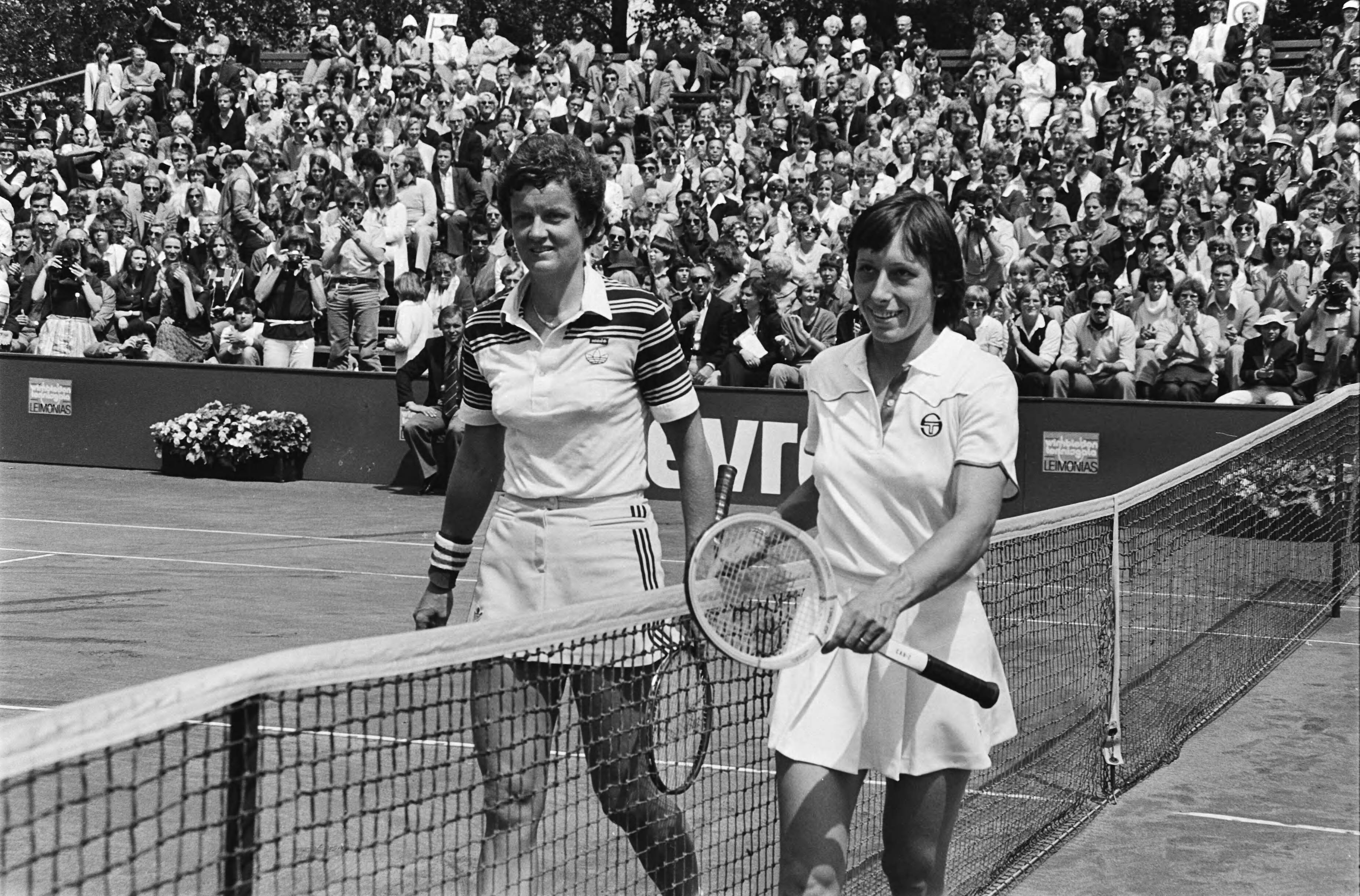 Fotocollectie Anefo — Tennis: Nederland tegen Verenigde Staten in Den Haag ; Betty Stove (links) en Matina Navratilova na afloop van hun partij — Foto: Dijk, Hans van / Anefo. Licentie: Set B: Rechtenvrij / Publiek Domein. Bron: Nationaal Archief. http://hdl.handle.net/10648/ace3ddb6-d0b4-102d-bcf8-003048976d84