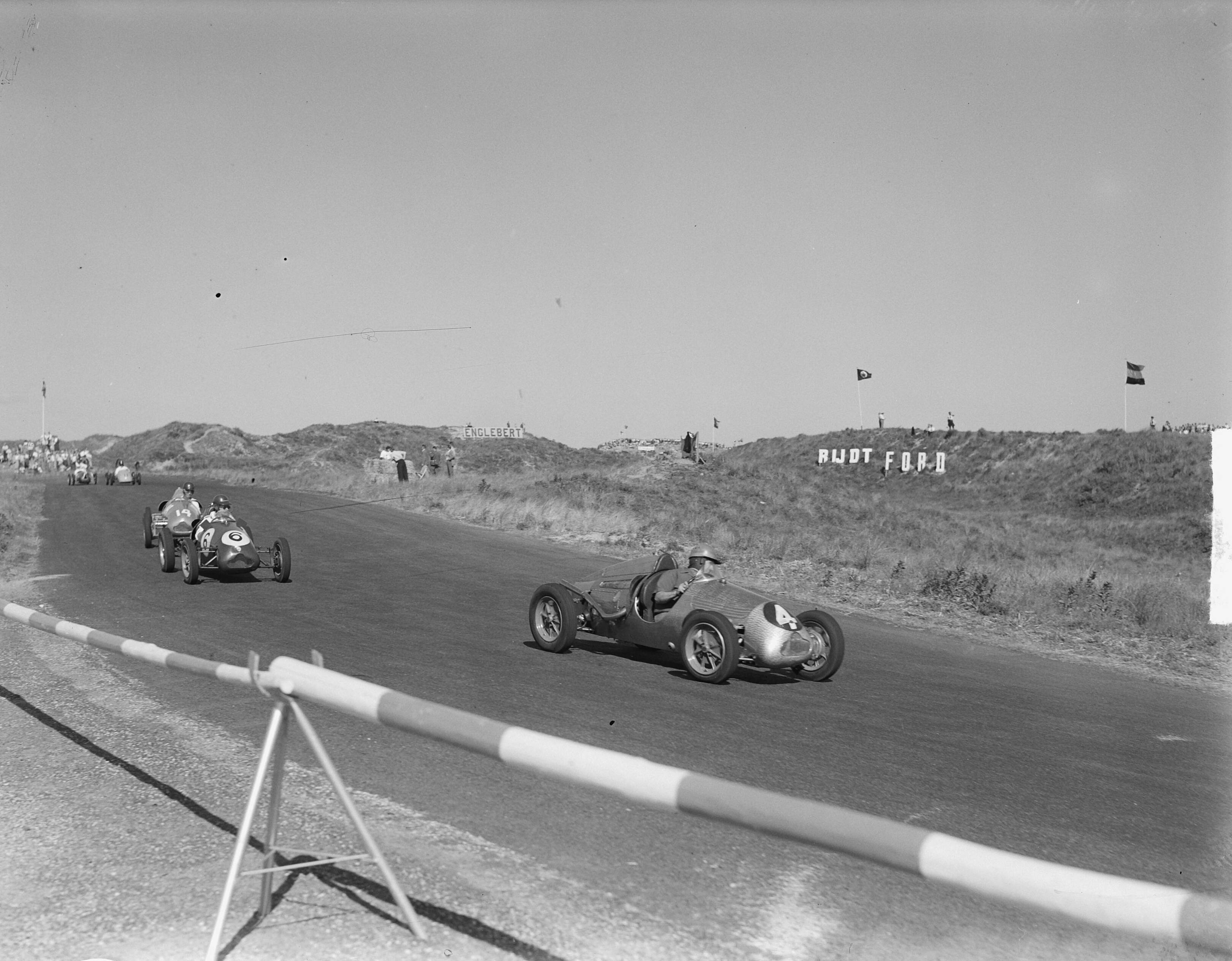 Autoraces Zandvoort — Foto: Bilsen, Joop van / Anefo. — Licentie: Set B: Rechtenvrij / Publiek Domein. Bron: Nationaal Archief. http://hdl.handle.net/10648/a8d9defa-d0b4-102d-bcf8-003048976d84