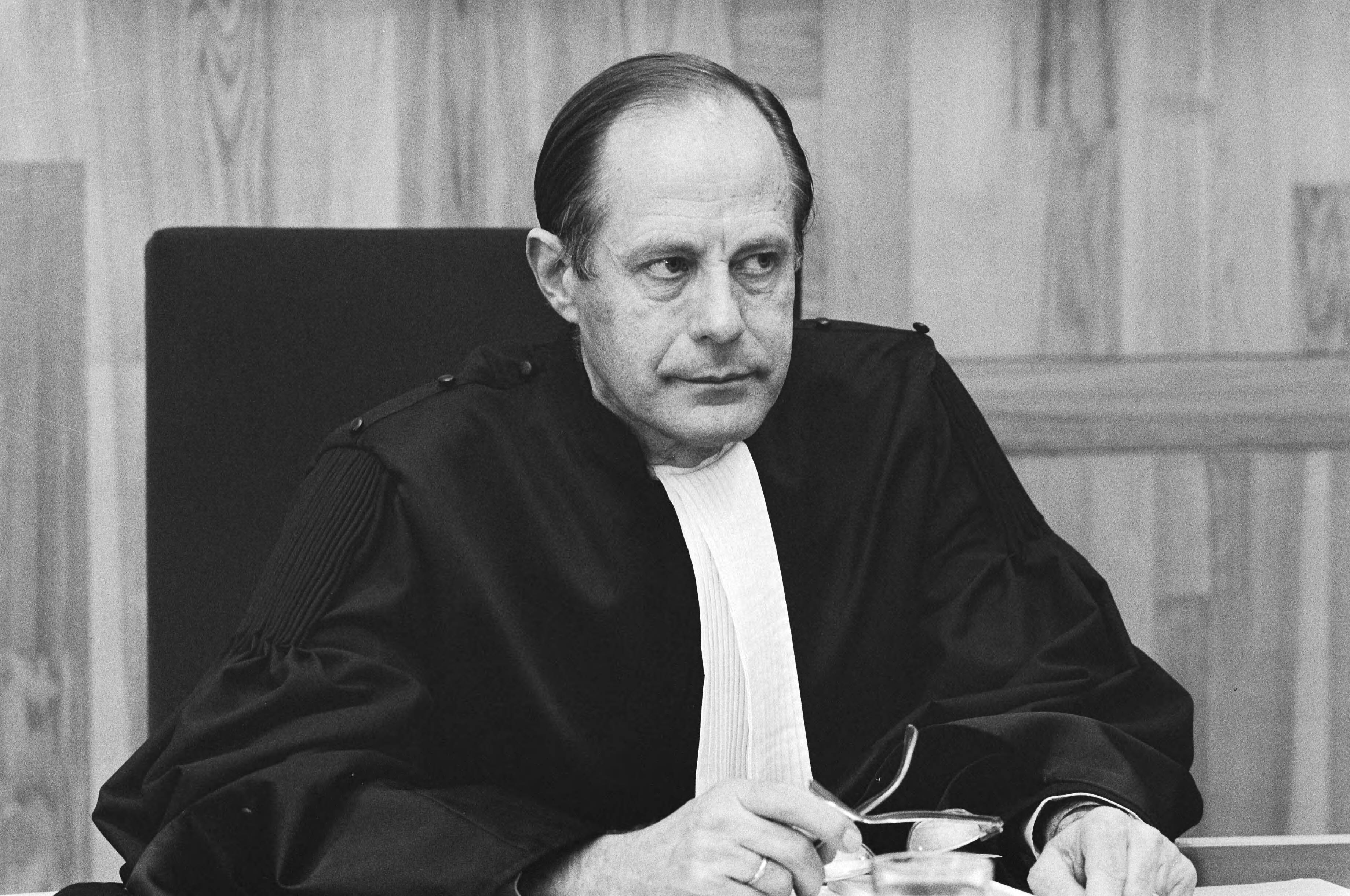 Fotocollectie Anefo — Kort geding voor rechtbank in Den Haag CNV tegen de Staat der Nederlanden om loonmaatregel. De rechter mr. Wijholt tijdens kort geding — Foto: Bogaerts, Rob / Anefo. Licentie: Set B: Rechtenvrij / Publiek Domein. Bron: Nationaal Archief. http://hdl.handle.net/10648/ad0d4f2a-d0b4-102d-bcf8-003048976d84