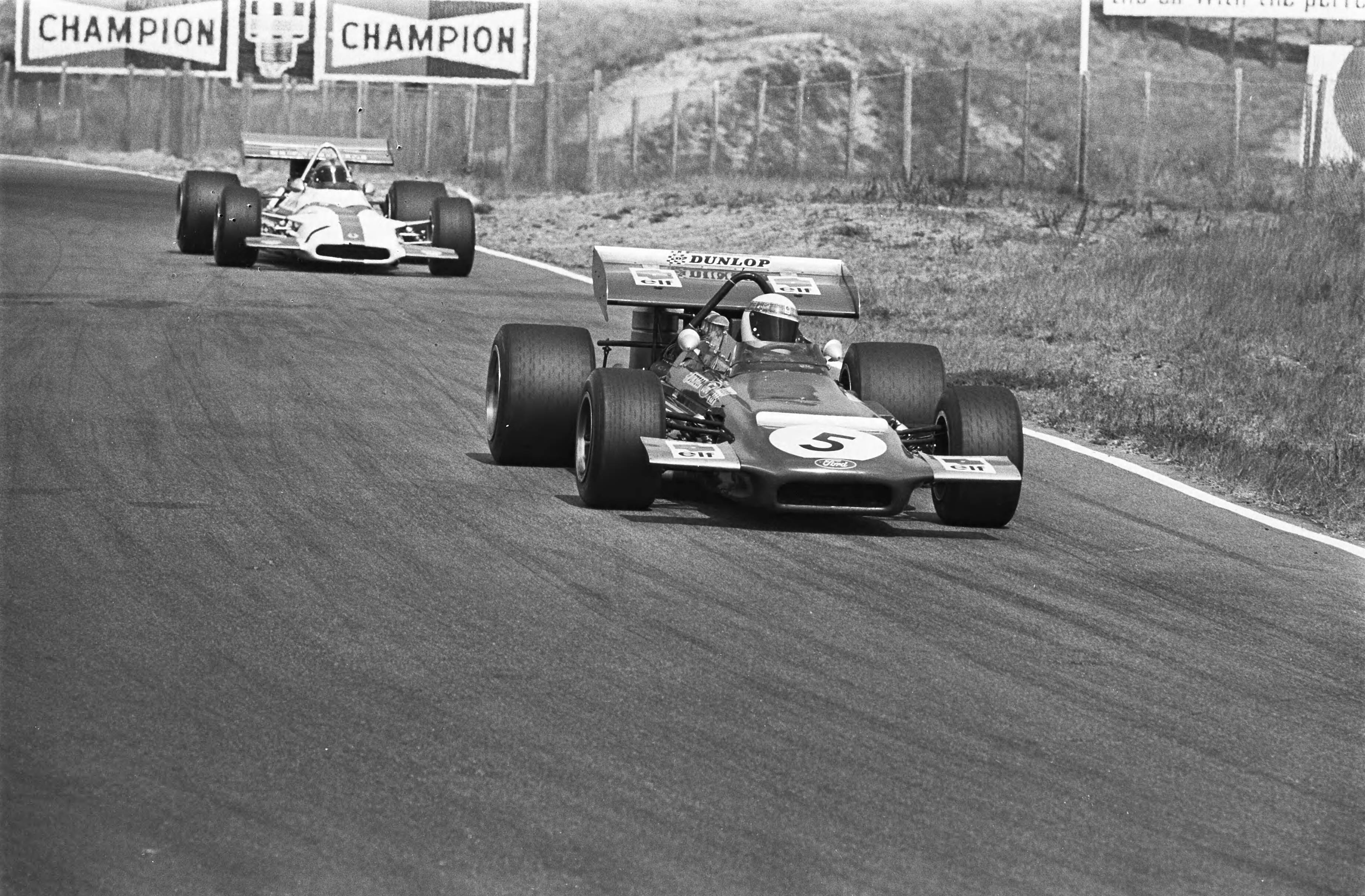 Fotocollectie Anefo — Grand Prix 1970 voor Formule I wagens te Zandvoort; eerste trainingsdag; Jackie Stewart (nr. 5) en achter hem Pedro Rodriquez (nr. 1) in aktie — Foto: Evers, Joost / Anefo. Licentie: Set B: Rechtenvrij / Publiek Domein. Bron: Nationaal Archief. http://hdl.handle.net/10648/ab9a025a-d0b4-102d-bcf8-003048976d84