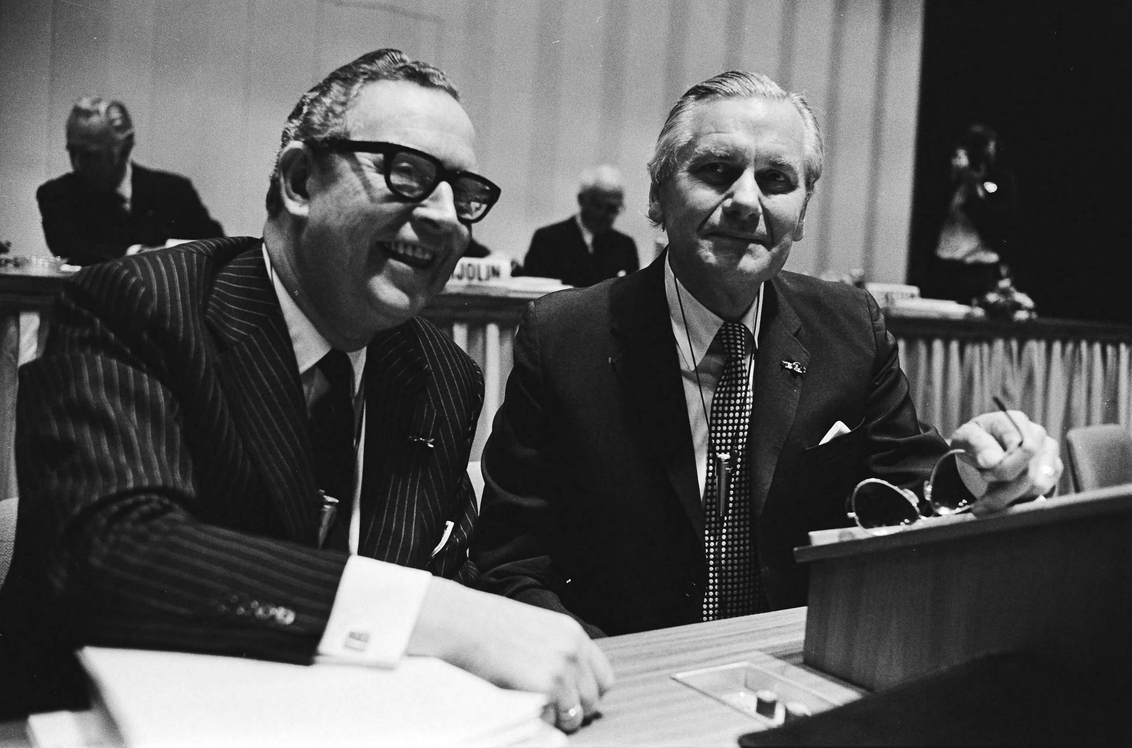 Fotocollectie Anefo — Shell aandeelhoudersverga- dering in Congresgebouw in Den Haag ; president directeur drs. D. de Bruyne (l) en mr.G.A.Wagner (pres. comm.) — Foto: Suyk, Koen / Anefo. Licentie: Set B: Rechtenvrij / Publiek Domein. Bron: Nationaal Archief. http://hdl.handle.net/10648/ace0c054-d0b4-102d-bcf8-003048976d84